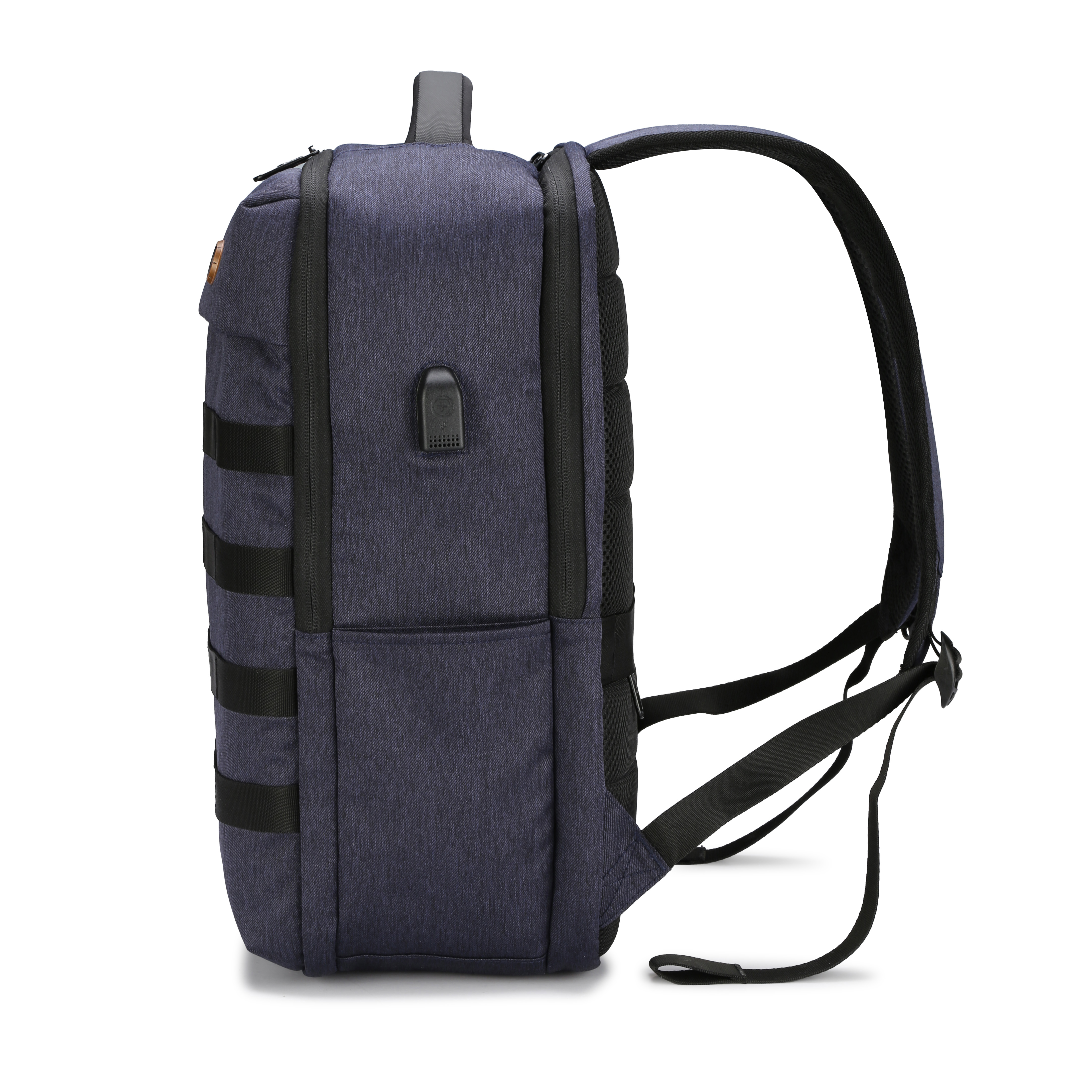 Uno zaino blu navy con cinghie e dettagli neri, vista laterale, isolato su sfondo bianco.