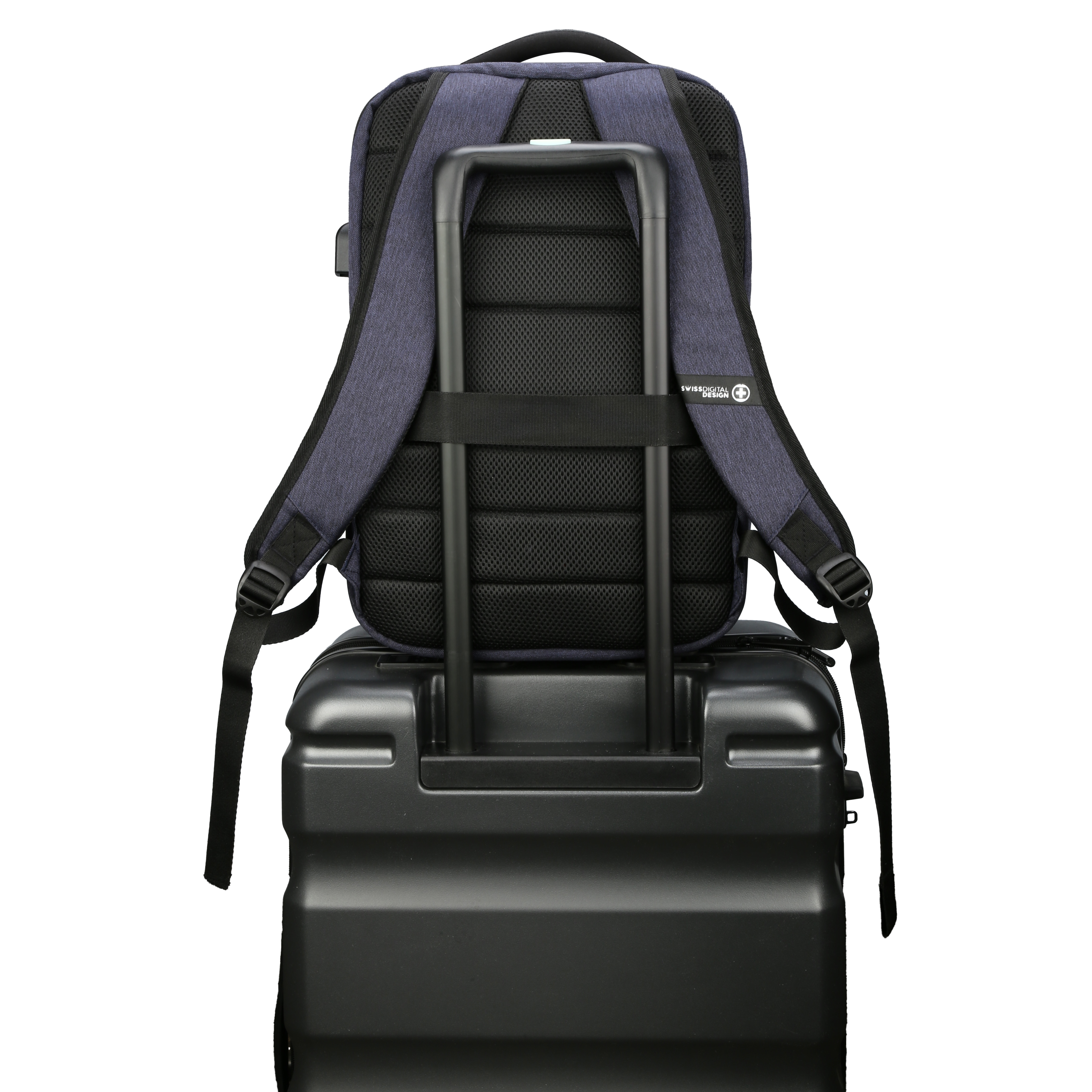 Una valigia nera con uno zaino blu navy sopra. Il manico della valigia è sollevato. Sfondo bianco.
