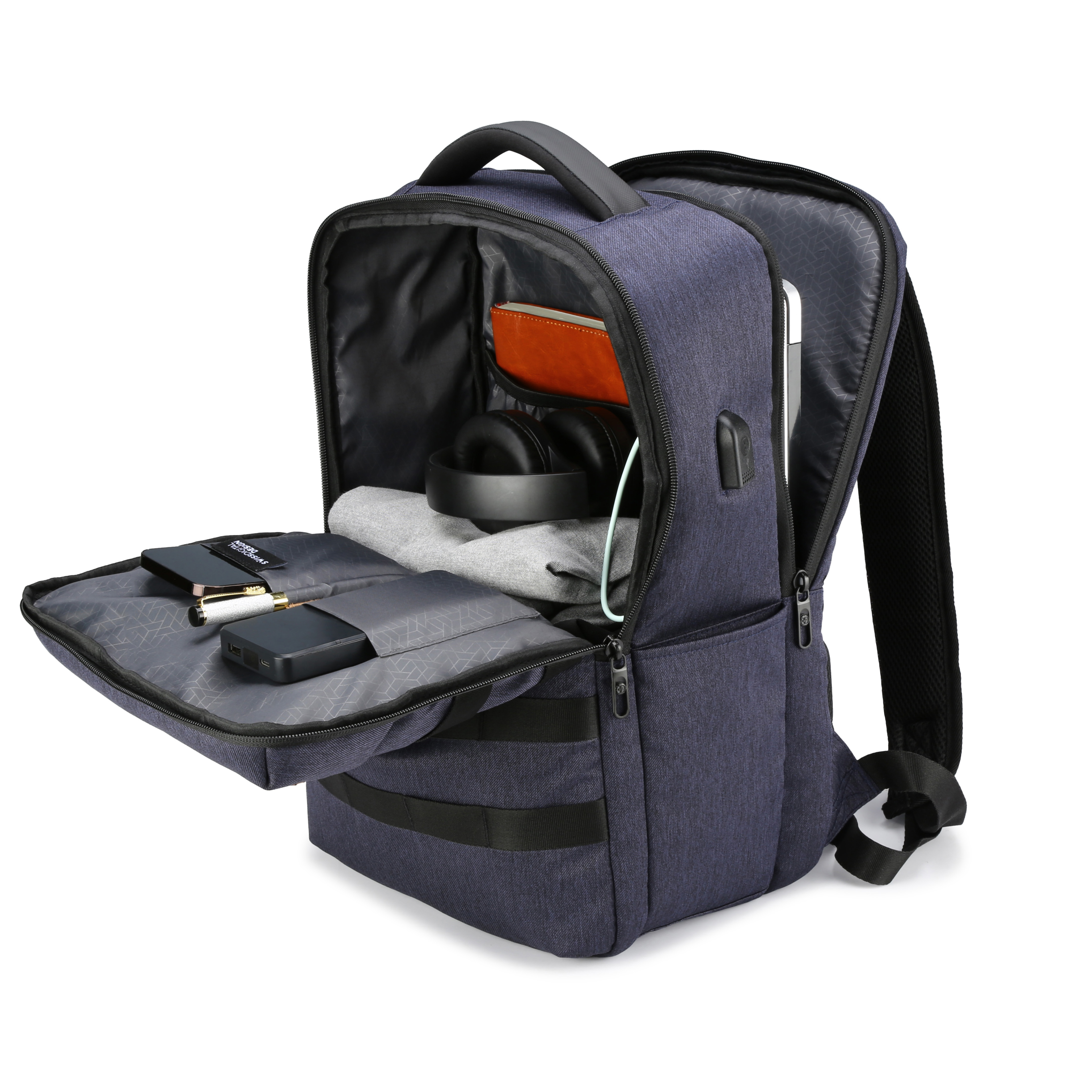 Zaino blu con scomparti aperti. Contiene cuffie, un libro, un laptop e un telefono. Isolato su sfondo bianco.