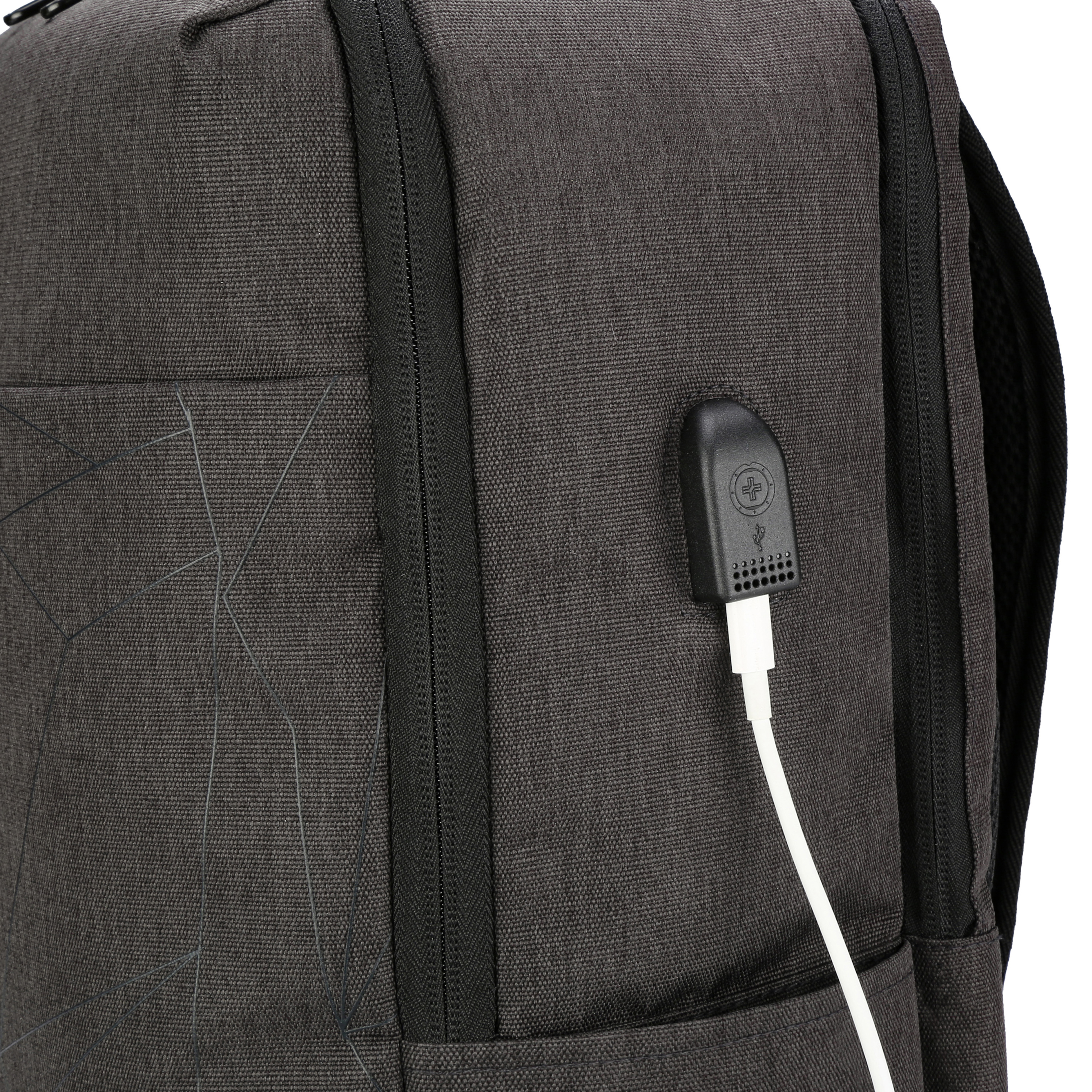 Primo piano di uno zaino grigio con cerniere nere, una porta USB e un cavo bianco collegato.