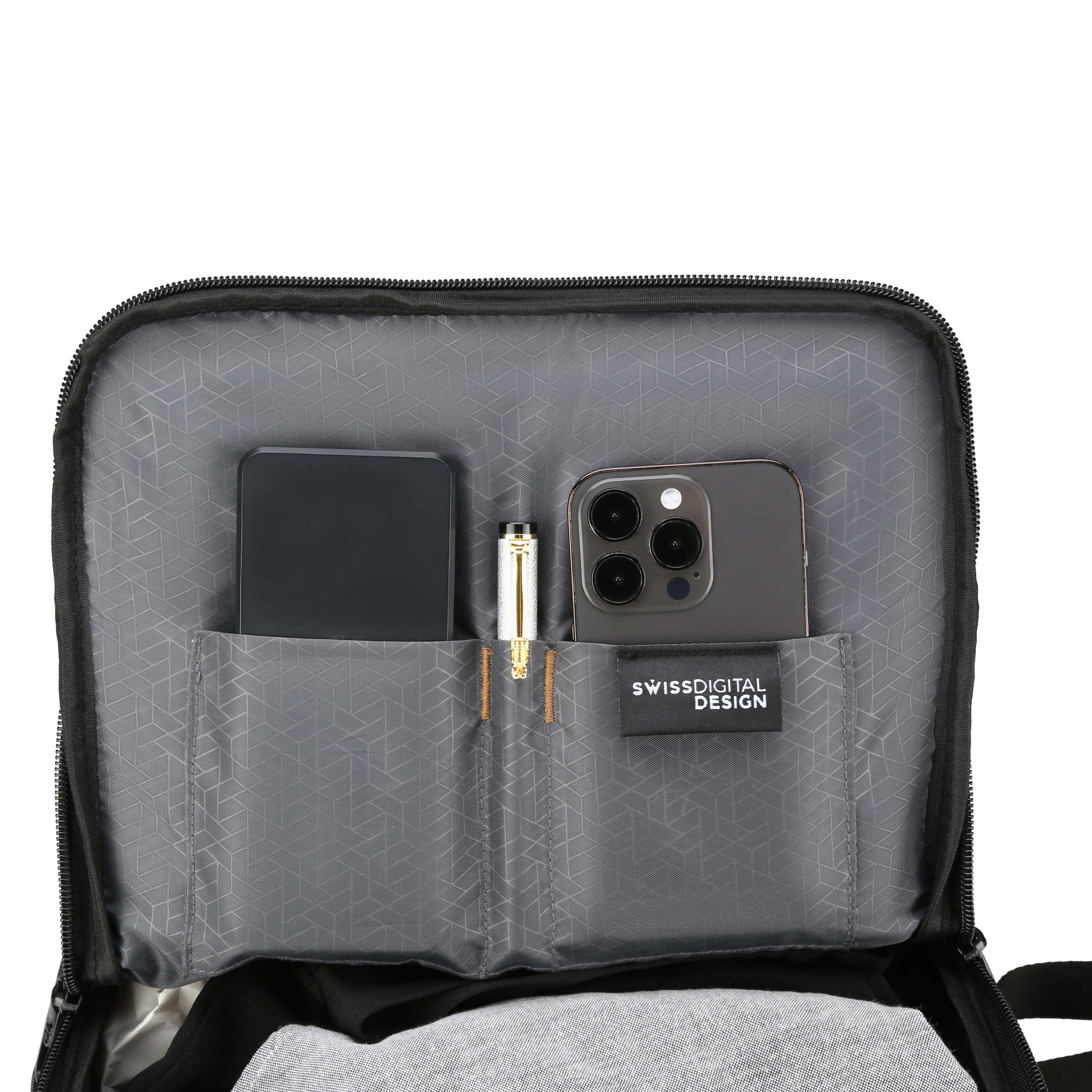 Una borsa nera aperta con un telefono, una penna e un telefono all'interno. Un'etichetta recita Swiss Digital Design. Motivo geometrico grigio all'interno.