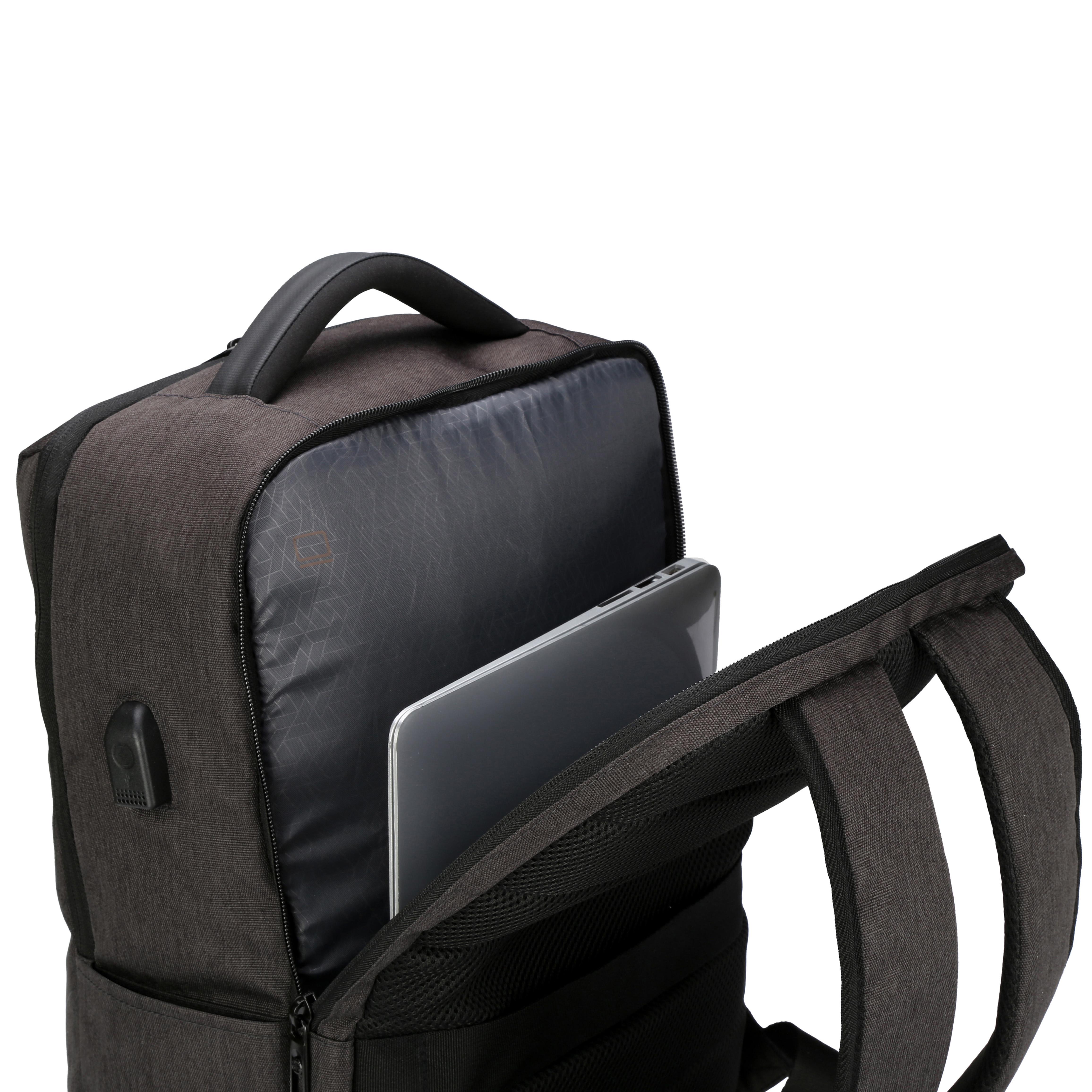 Uno zaino grigio con un laptop all'interno. La borsa è aperta, mostrando l'interno e le cinghie. Isolato su bianco.