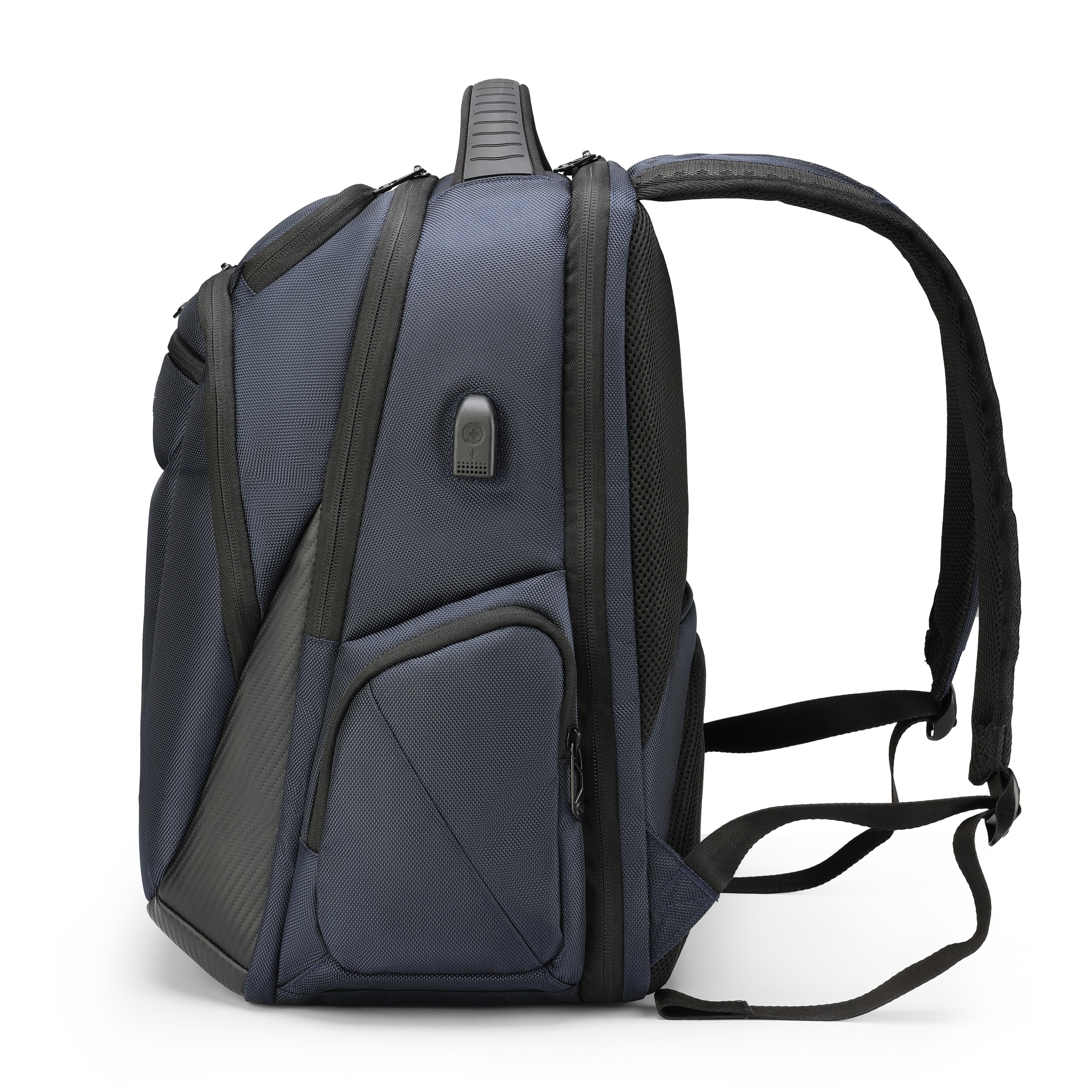 Uno zaino blu e nero. Ha un manico e spallacci. Una porta USB è visibile sul lato.