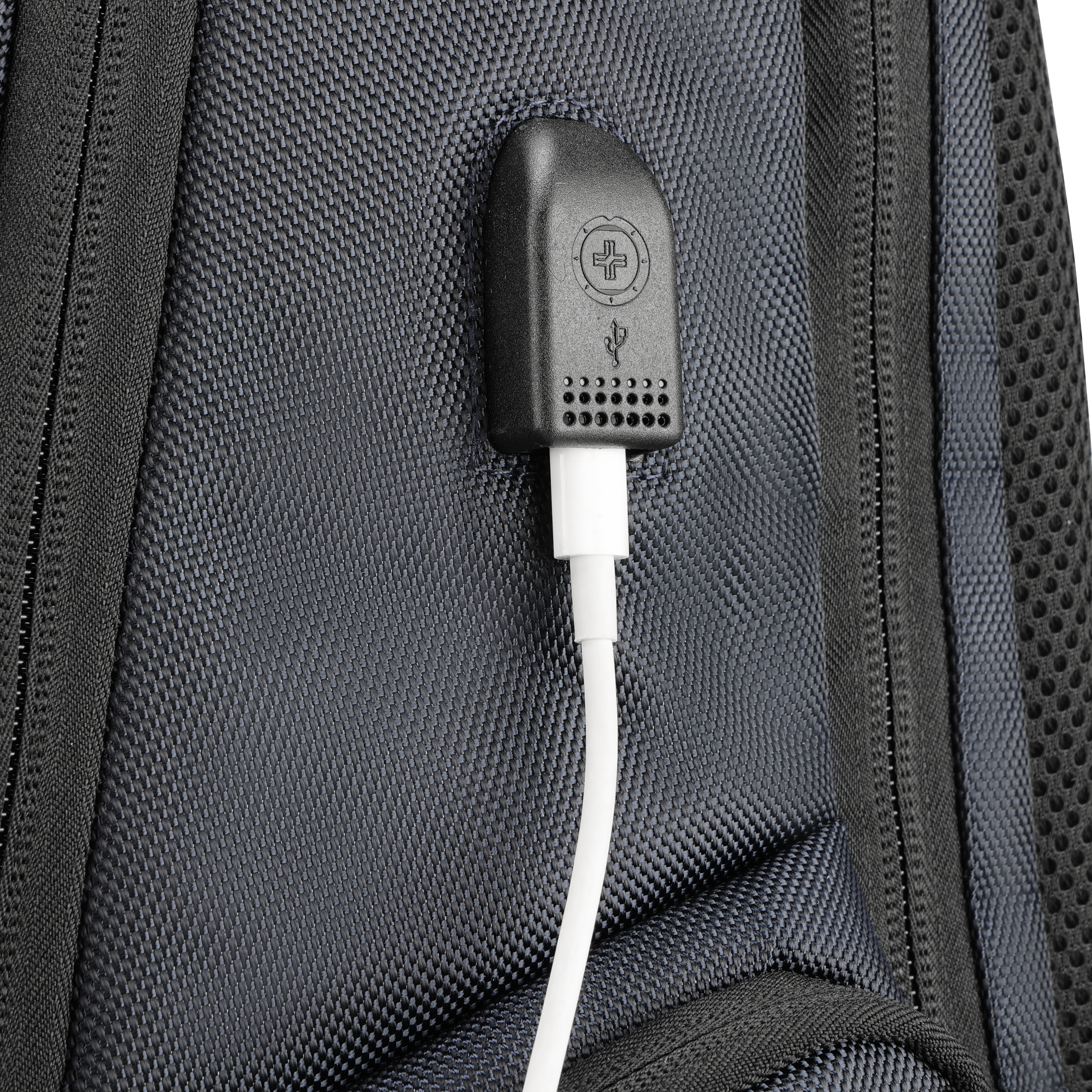 Primo piano di uno zaino blu con una porta USB nera e un cavo bianco.