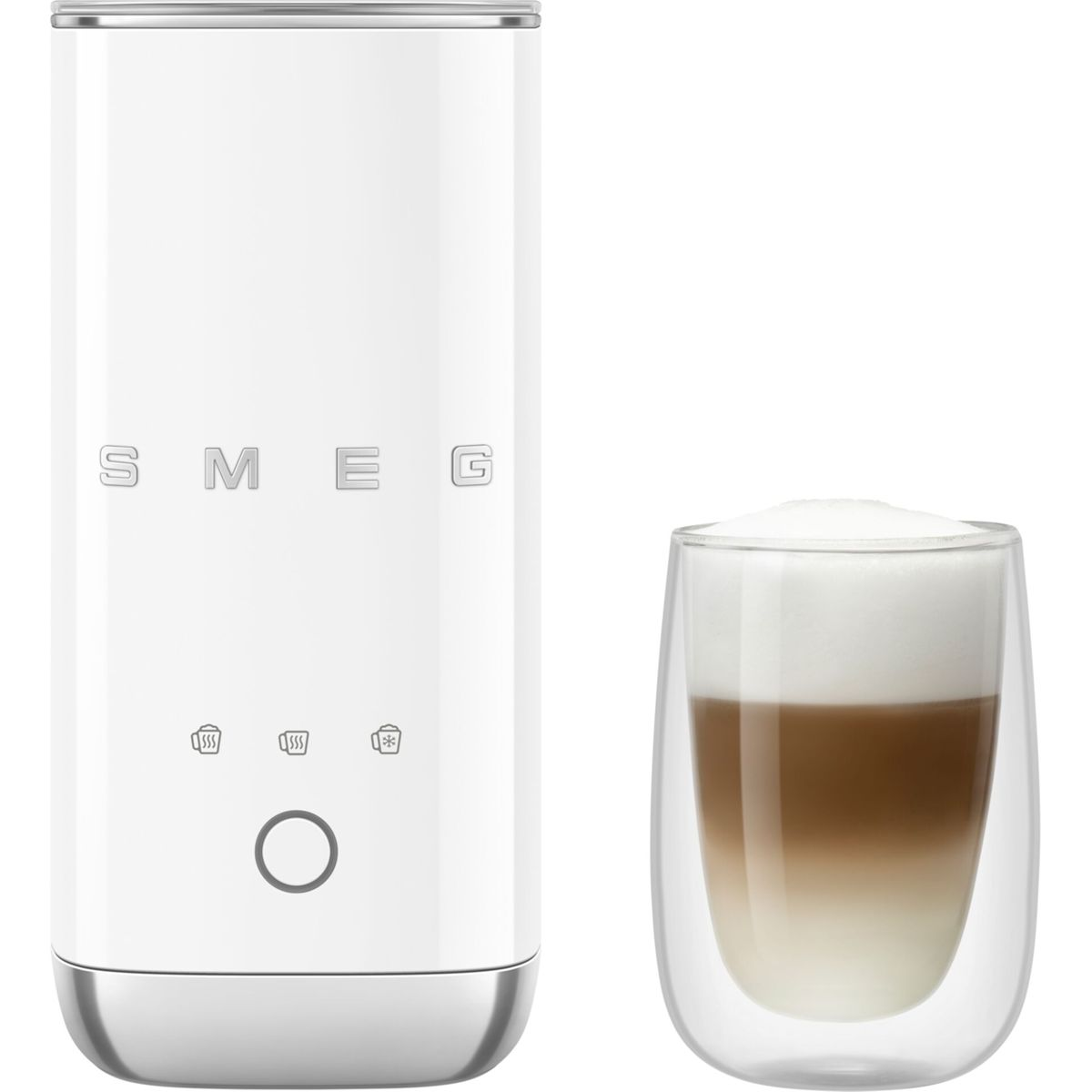 Weißer SMEG Milchaufschäumer neben einem Glas geschichteten Latte Macchiato. Der Aufschäumer trägt den Markennamen.