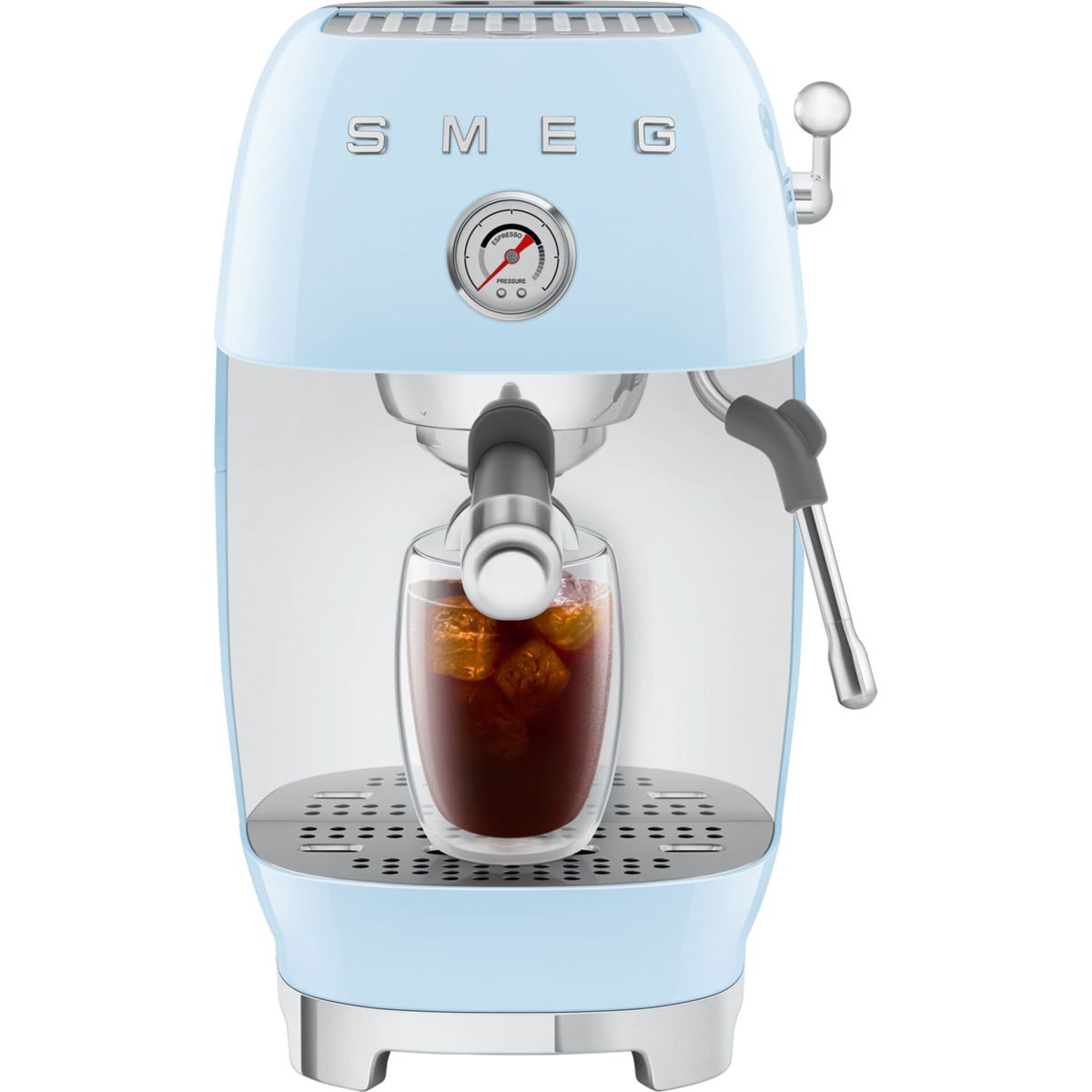 Una cafetera espresso SMEG azul claro preparando café en un vaso lleno de cubitos de hielo. La máquina tiene un manómetro.