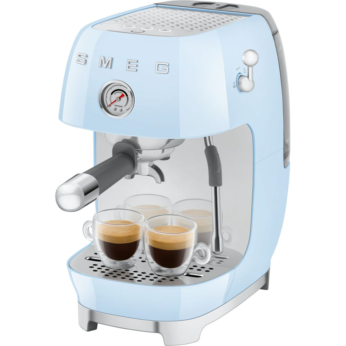 Máquina de espresso SMEG azul claro. Dos tazas de vidrio llenas de café están en la bandeja. La máquina tiene un manómetro.