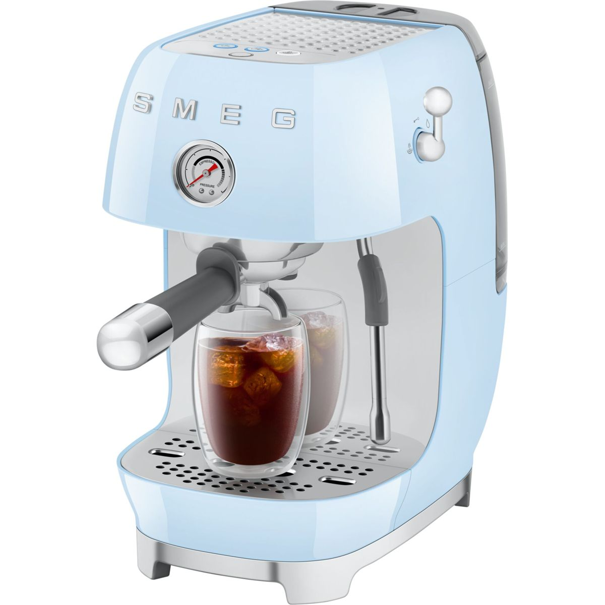 Una máquina de espresso Smeg azul claro con dos vasos de café helado. La máquina tiene un manómetro y una varilla de vapor.