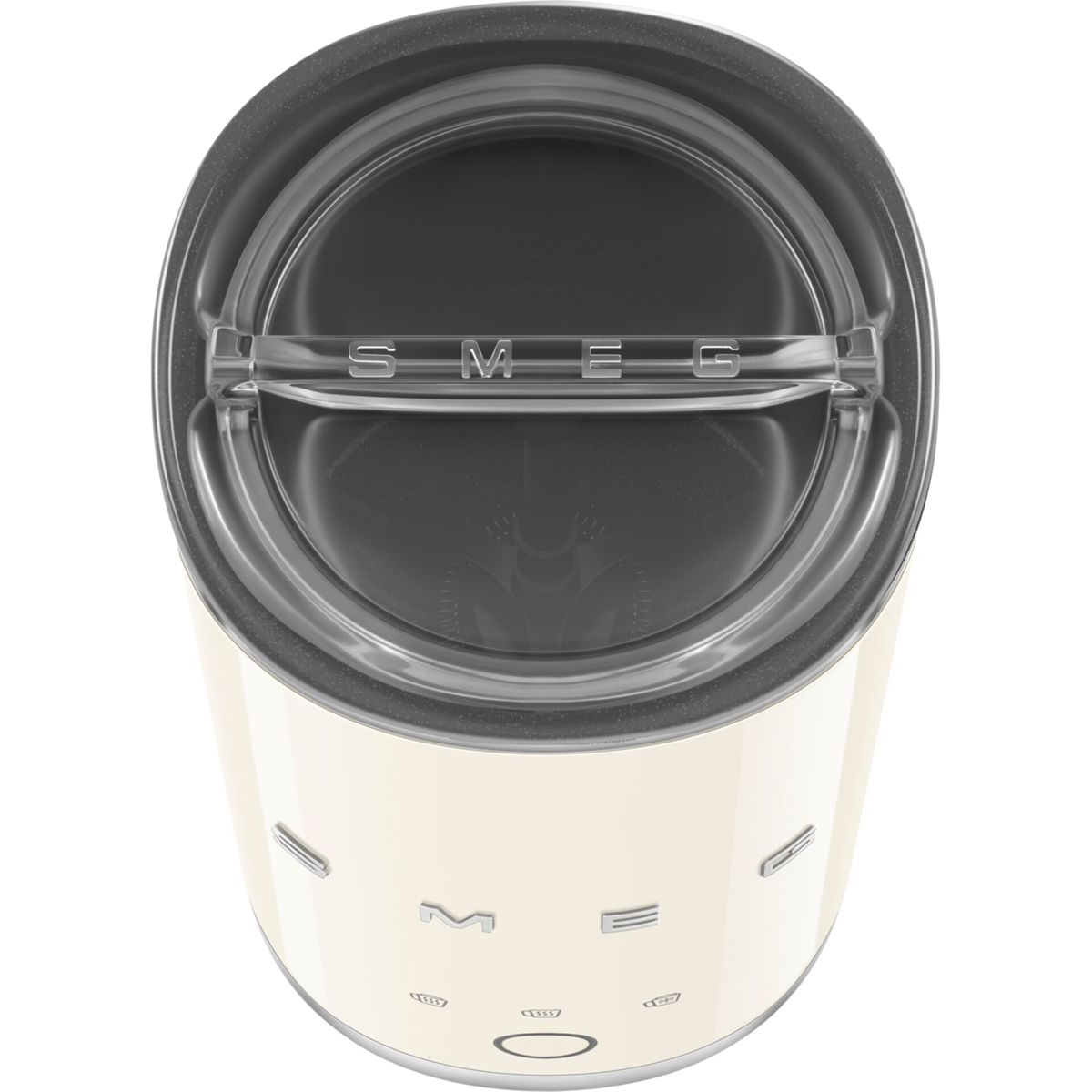 Cremefarbener Smeg-Mixer von oben. Er hat eine dunkle Oberseite und einen Deckel aus klarem Kunststoff mit Markennamen. Glänzende silberne Details.
