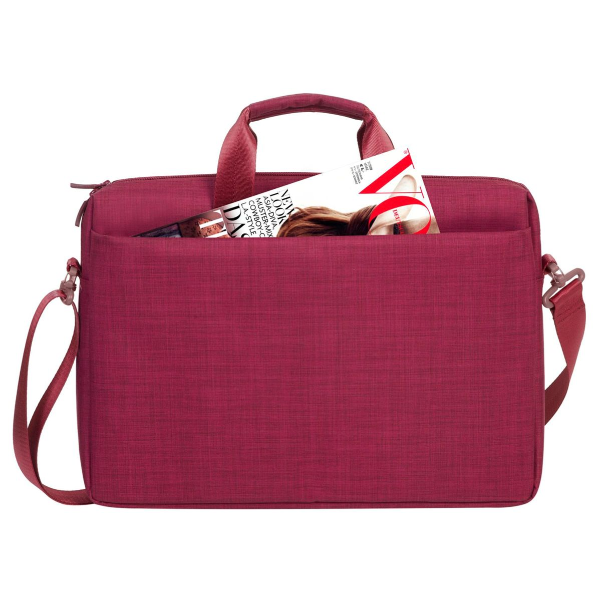 Eine weinrote Laptoptasche mit Griff und Schultergurt. In der Vordertasche befindet sich eine Zeitschrift mit einem Frauengesicht.