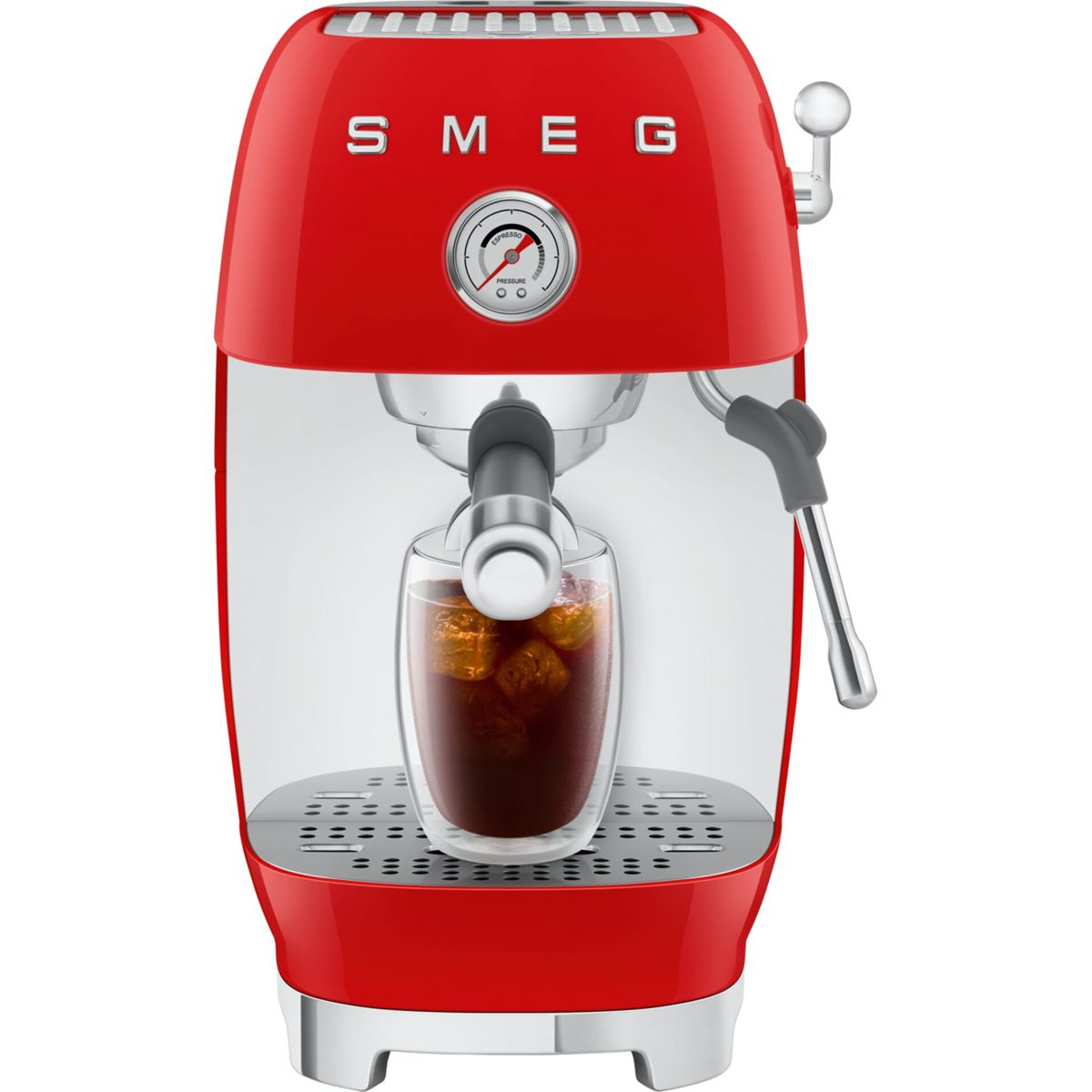 Máquina de espresso SMEG roja con un vaso de café helado. Tiene un manómetro y una varilla de vapor. La máquina está sobre un fondo blanco.