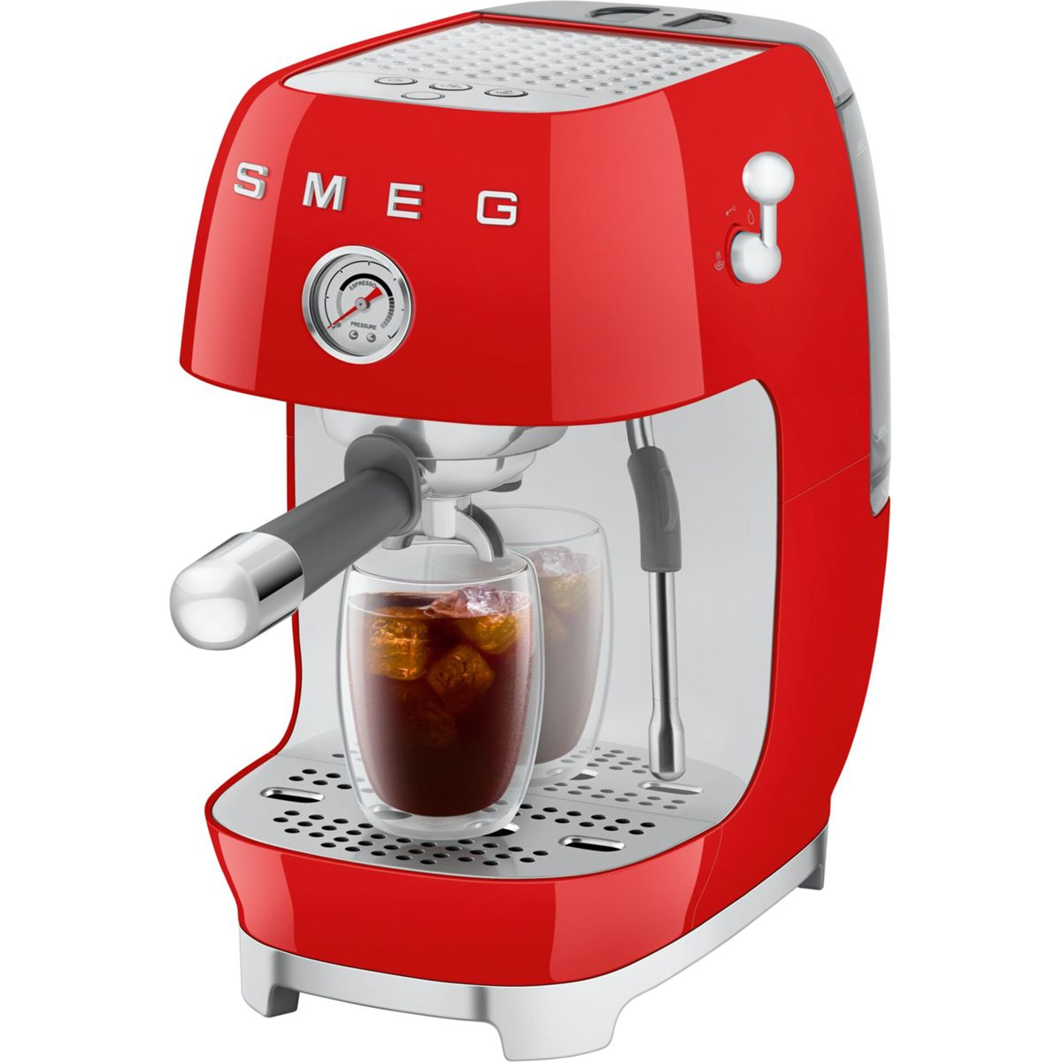 Máquina de espresso Smeg roja con dos vasos de café helado. Detalles plateados y un manómetro.
