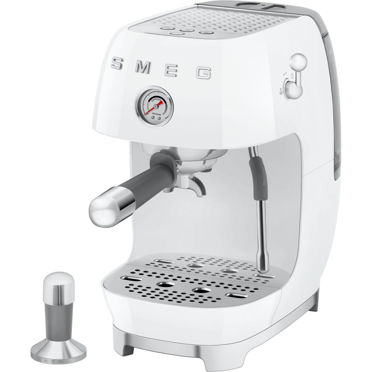 Una máquina de espresso Smeg blanca con un medidor, un portafiltro y un pisón separado. La máquina está sobre una superficie blanca.