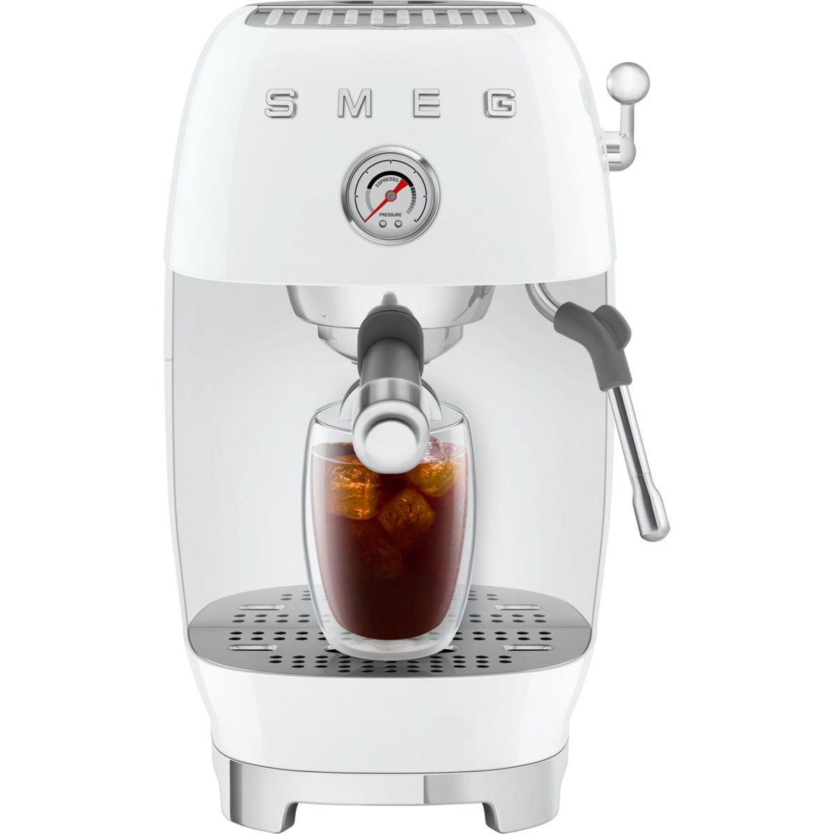 Una cafetera espresso SMEG blanca con un vaso de café con hielo delante. Tiene un manómetro y una varilla de vapor.