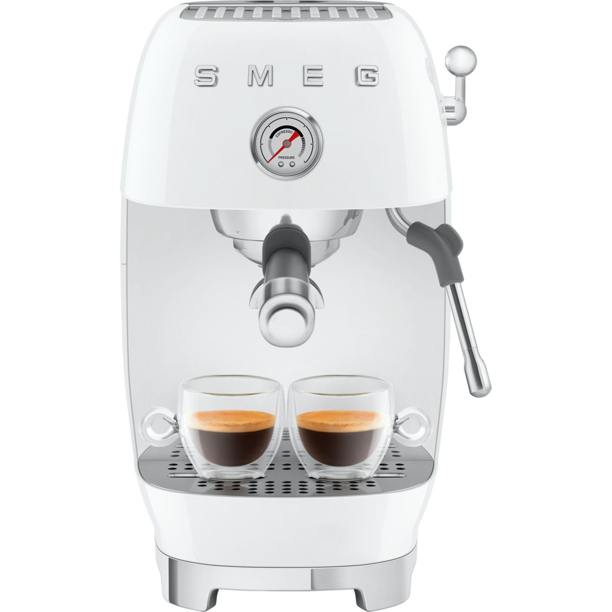 Máquina de espresso Smeg blanca. Dos tazas de vidrio con espresso debajo del surtidor. El manómetro indica que el espresso está listo.