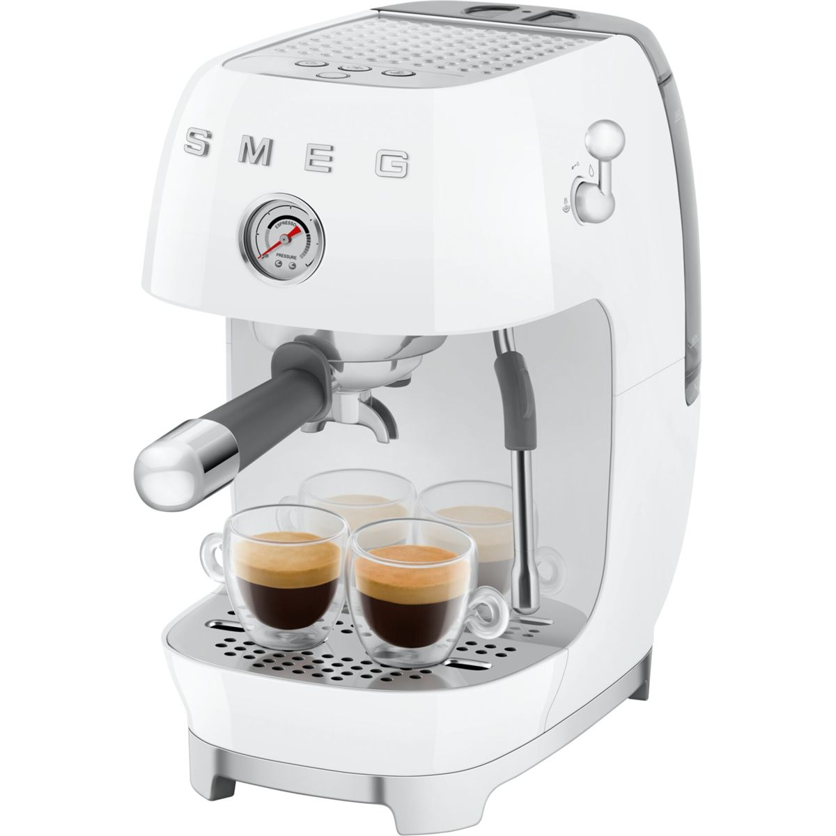 Una máquina de espresso SMEG blanca con dos tazas de vidrio llenas de café y un manómetro. La máquina está sobre una superficie blanca.