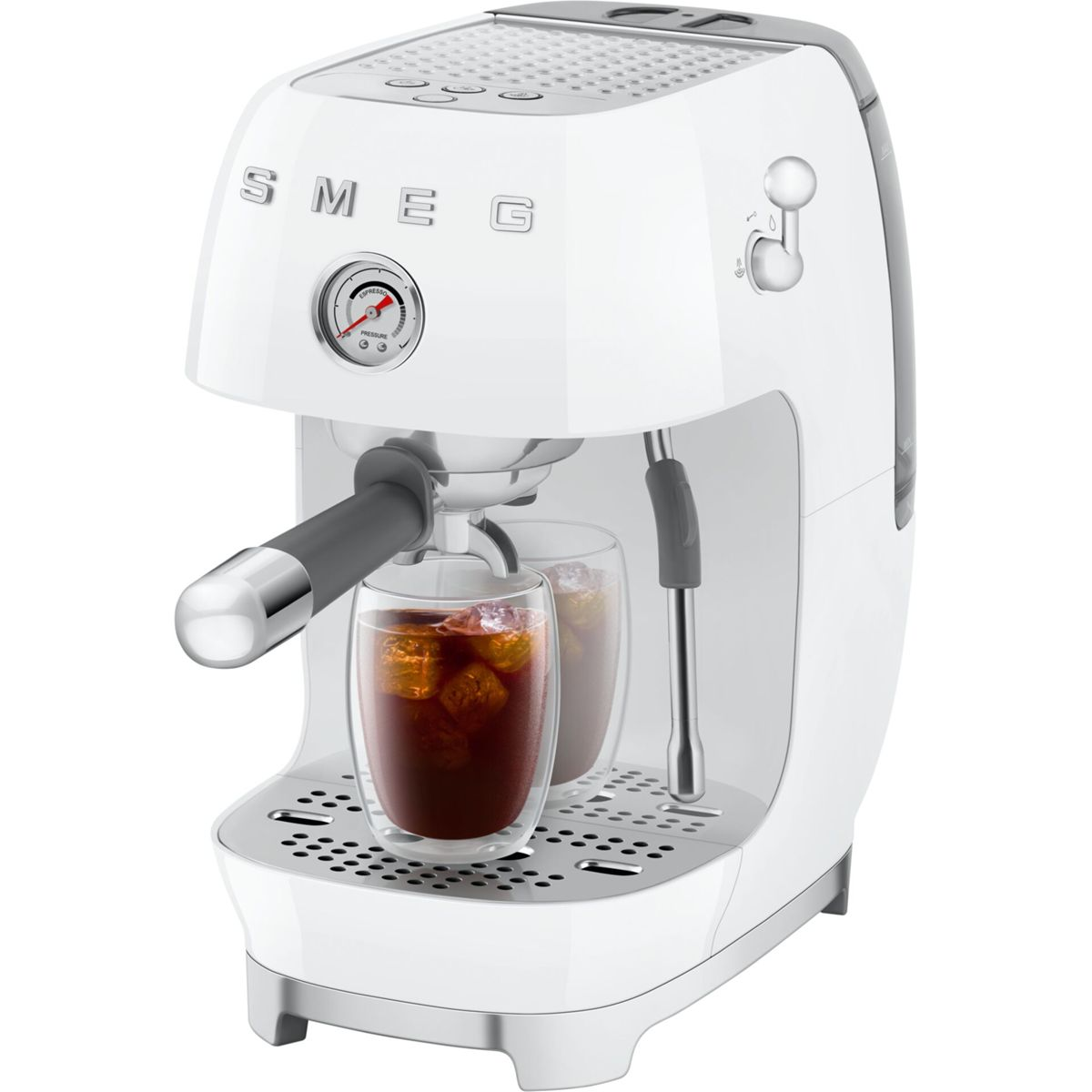 Máquina de espresso SMEG blanca con dos vasos de café helado. La máquina tiene un manómetro y una varilla de vapor.