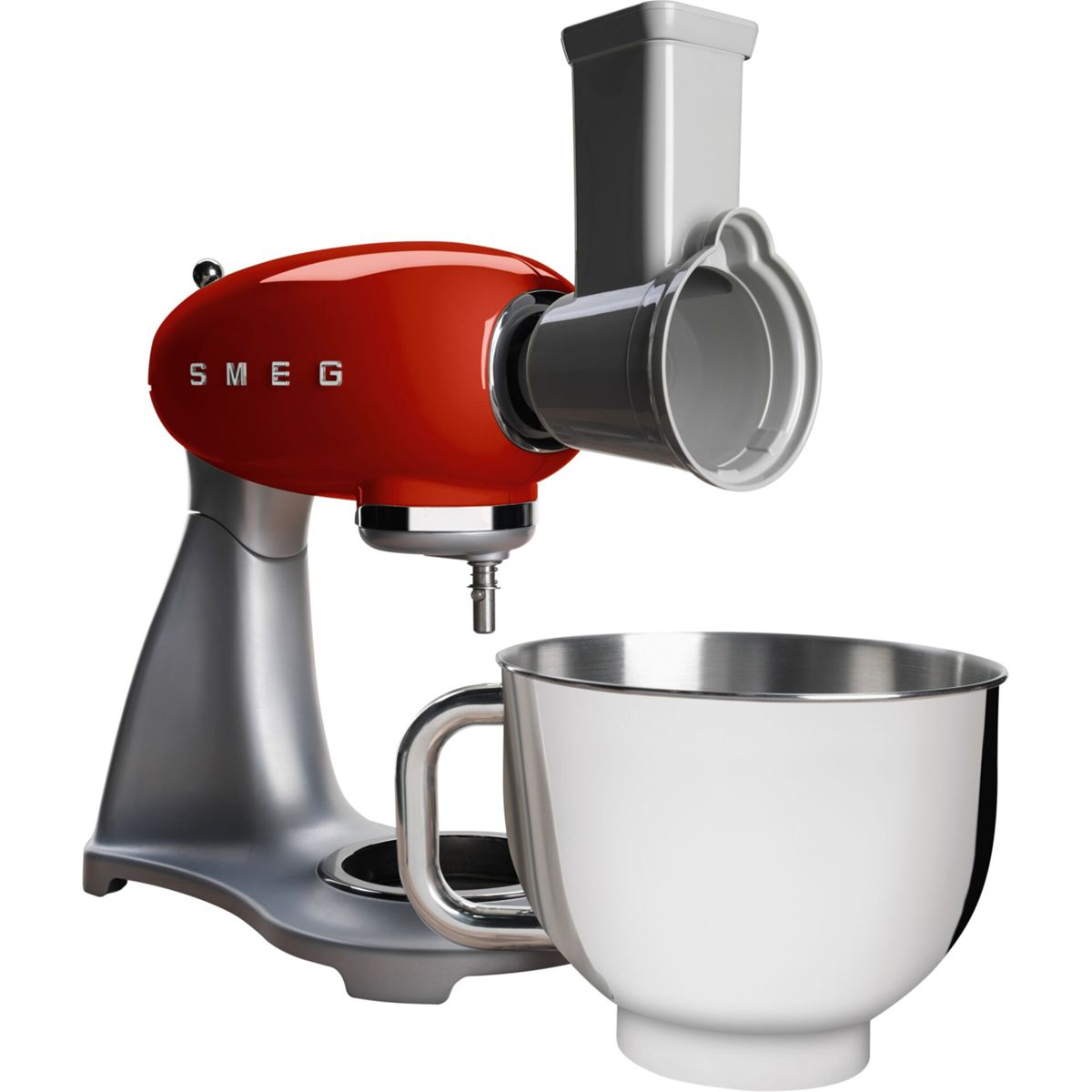 Una batidora de pie SMEG roja con base plateada y accesorio rallador. Un cuenco de acero inoxidable debajo.