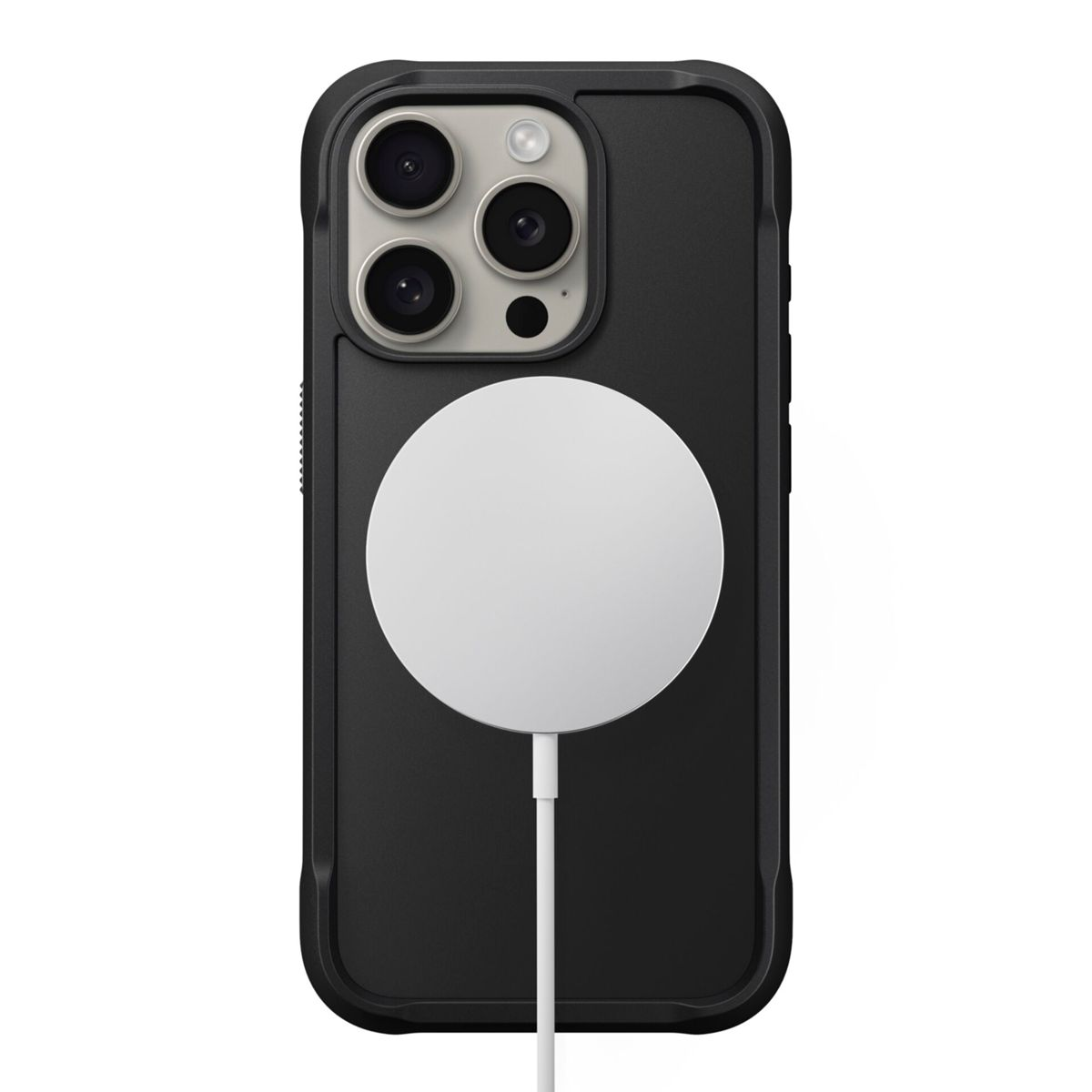 Schwarzes iPhone mit Schutzhülle und weißem MagSafe-Ladegerät. Das Telefon hat mehrere Kameras. Das Ladegerät ist angeschlossen.