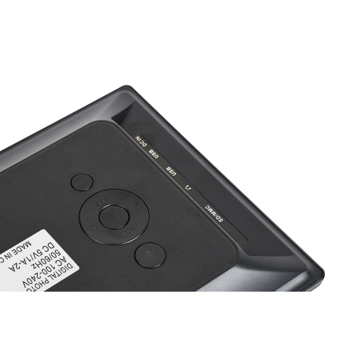Schwarzer digitaler Bilderrahmen mit Knöpfen und Anschlüssen mit der Bezeichnung USB, SD/MMC und DC IN. Ein Aufkleber mit Text ist ebenfalls sichtbar.