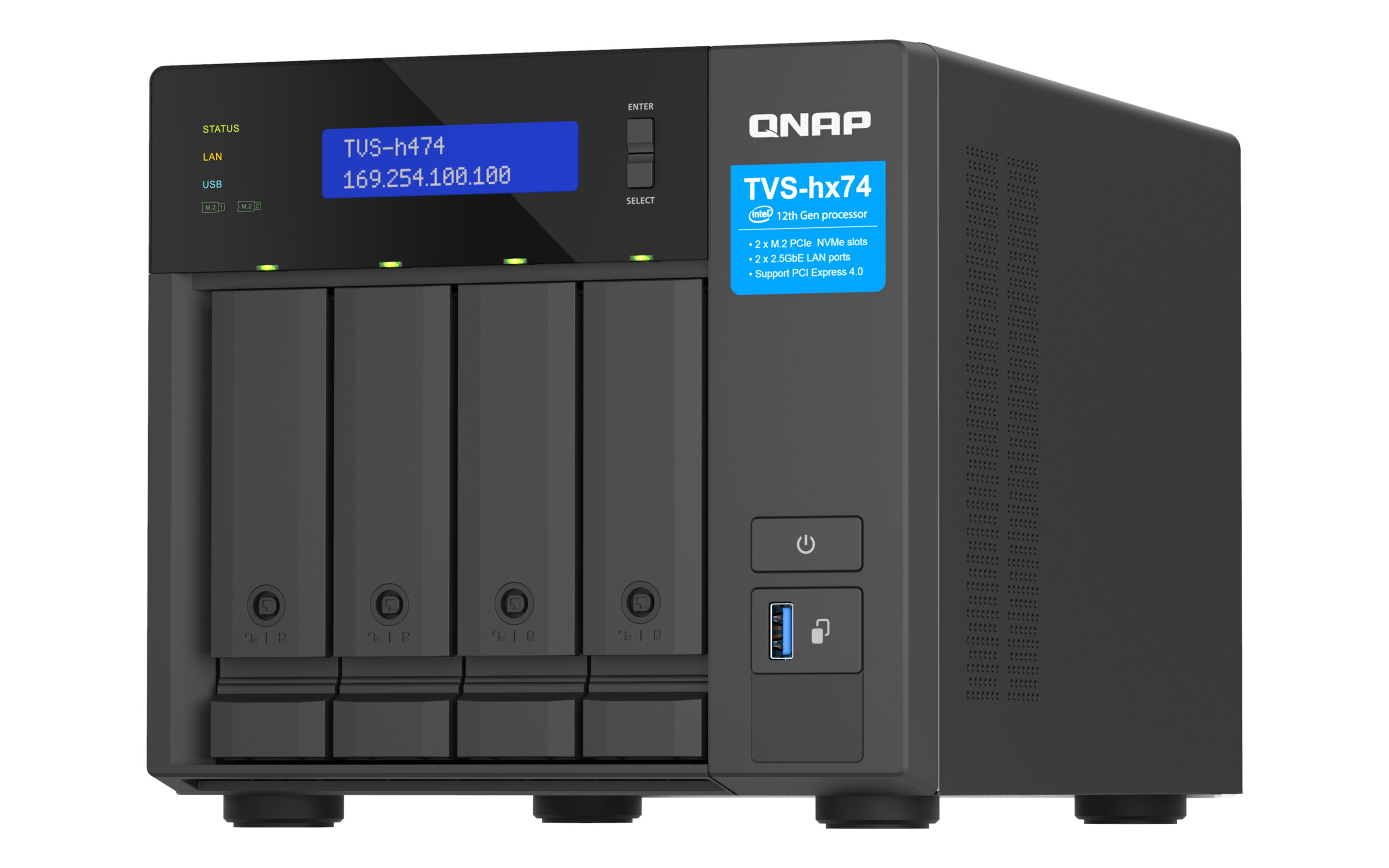 Ein schwarzer QNAP-Server mit blauem Display, das Netzwerkinformationen anzeigt. Er hat Laufwerksschächte und einen Einschaltknopf.