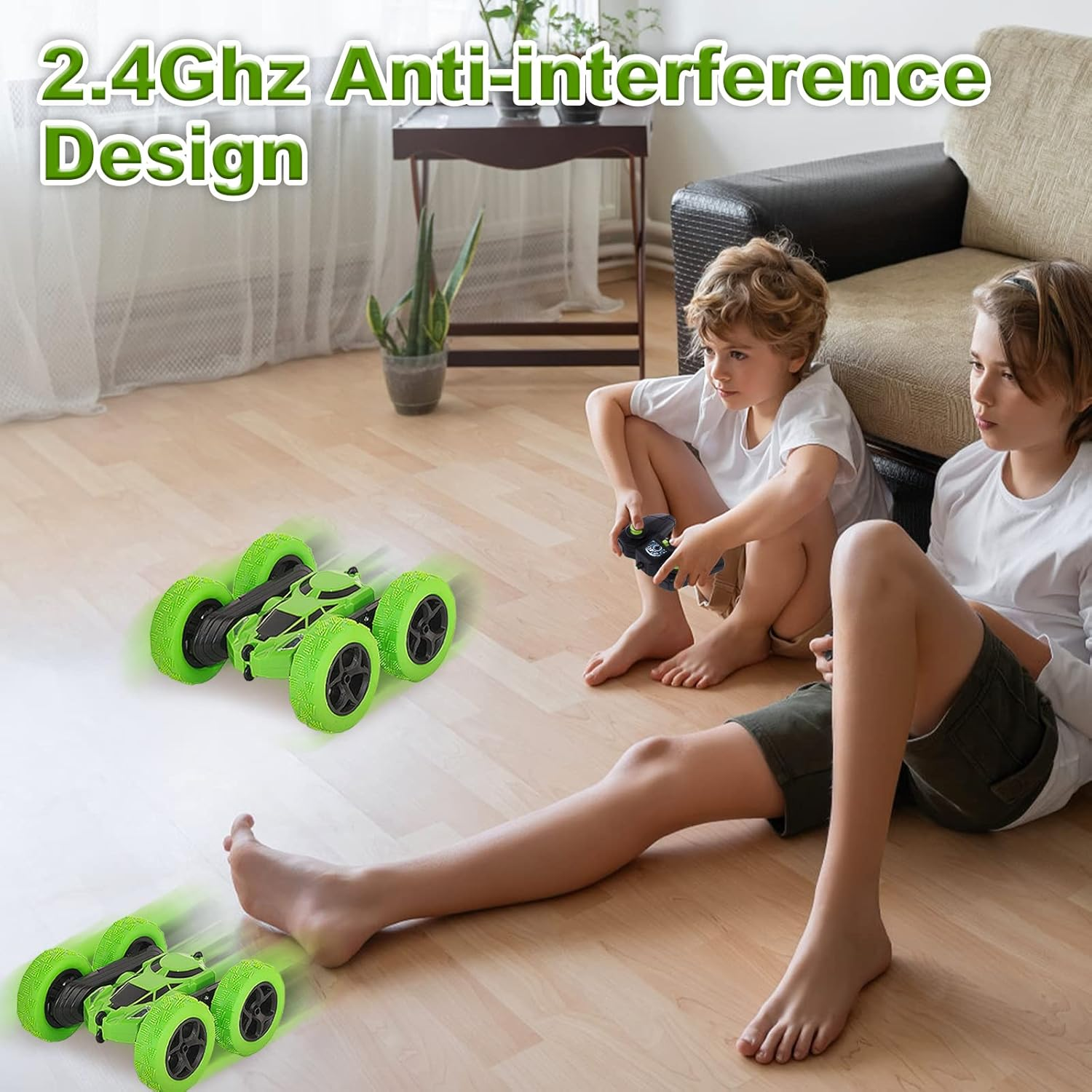 Zwei Jungen spielen mit ferngesteuerten Autos. Die Autos sind grün und schwarz. Ein Junge sitzt mit einem Controller. Der andere Junge sitzt neben ihm.