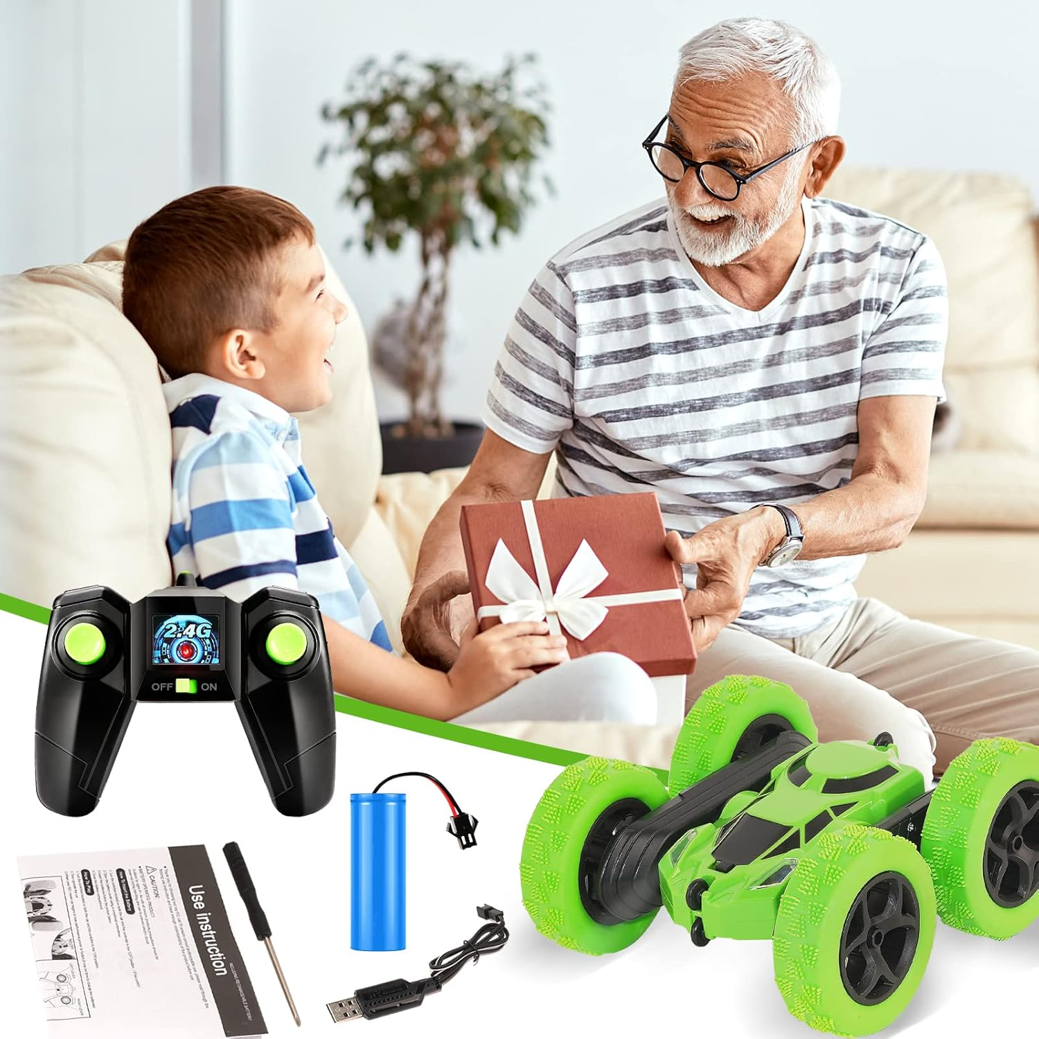 Ein Großvater schenkt einem Jungen ein Geschenk. Ein grünes ferngesteuertes Auto und Zubehör sind im Vordergrund.