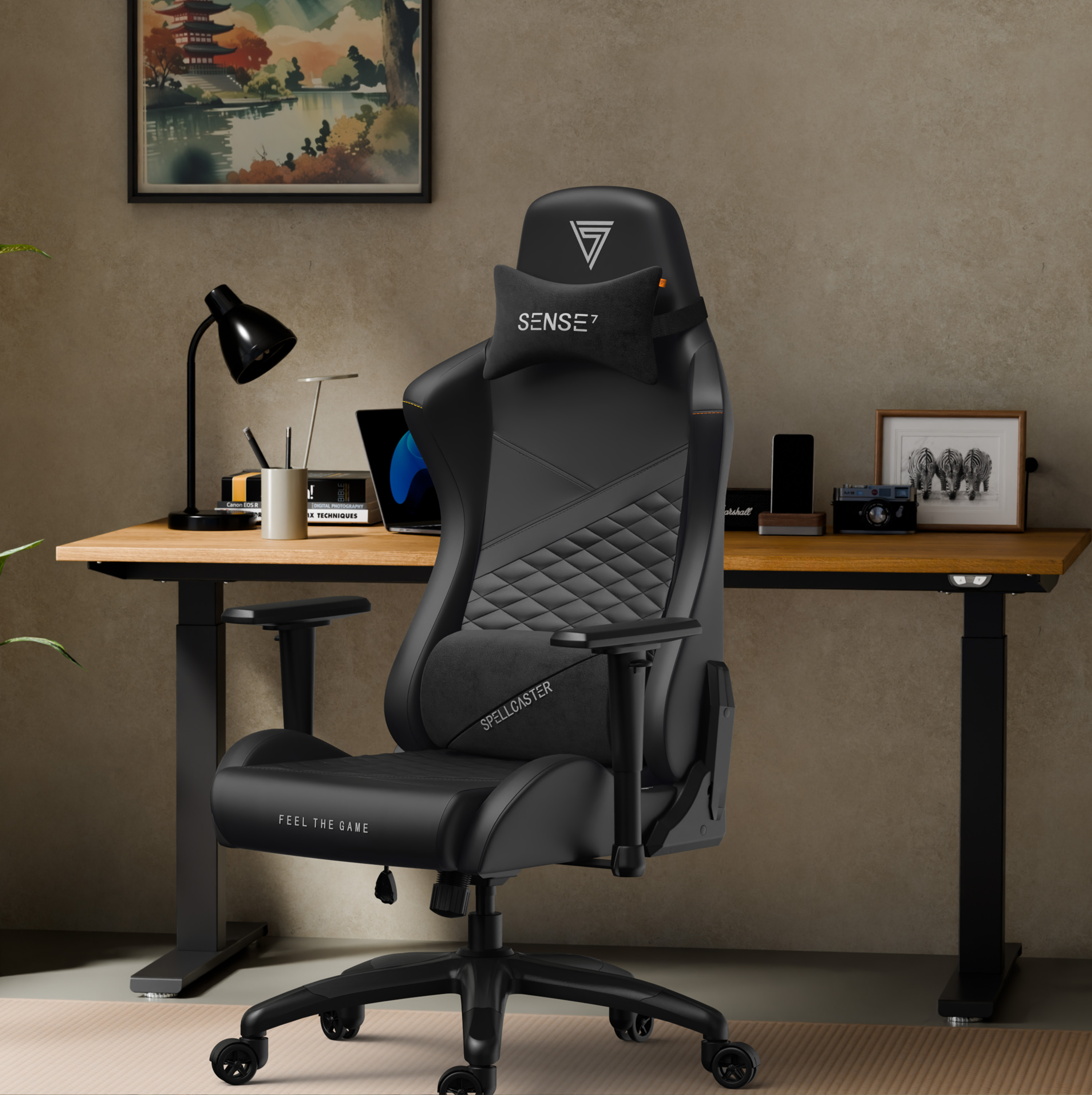 Ein schwarzer Gaming-Stuhl steht vor einem Schreibtisch mit einem Laptop. An der Wand hängt ein Bild einer Pagode.