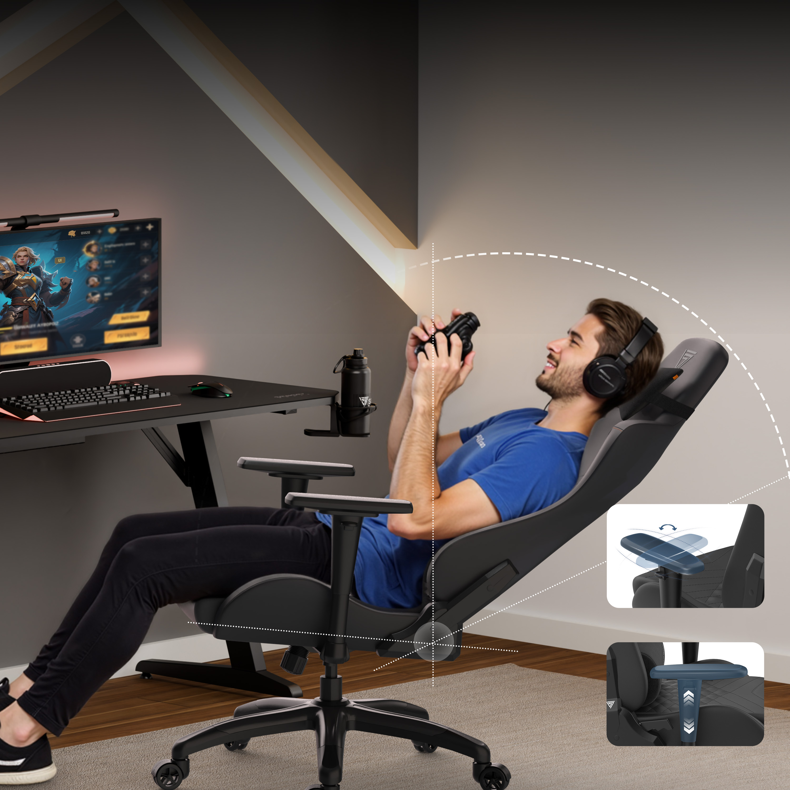 Mann in Gaming-Stuhl spielt Spiel. Monitor, Tastatur, Wasserflasche und Kopfhörer sichtbar.
