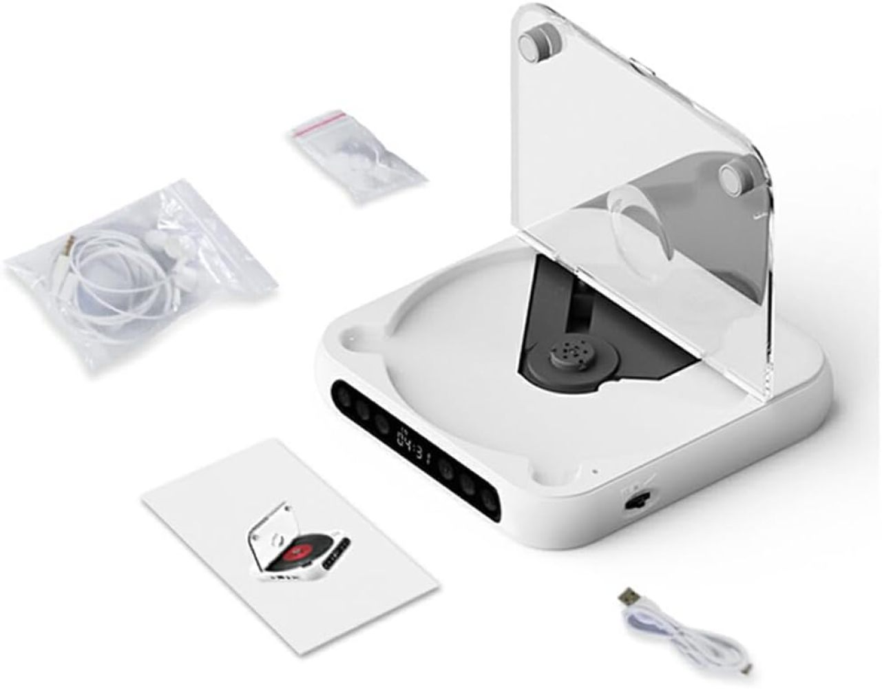 Ein weißer tragbarer CD-Player mit offenem, transparentem Deckel. Kopfhörer, ein USB-Kabel und eine kleine Karte sind ebenfalls sichtbar.