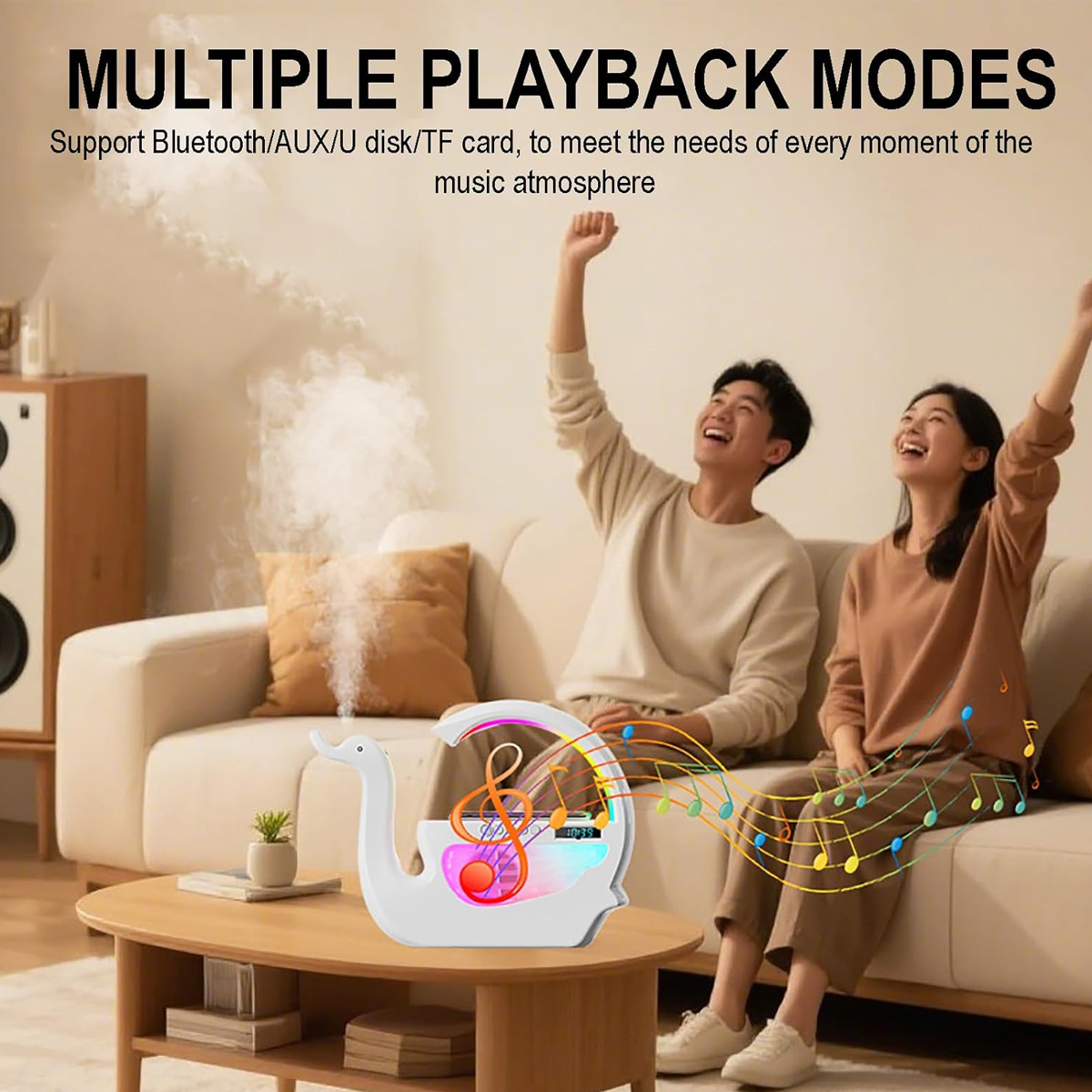 Ein Paar hebt die Arme in Freude in der Nähe eines schwanförmigen Musikplayers. Der Raum hat ein Sofa, einen Couchtisch und einen Lautsprecher.