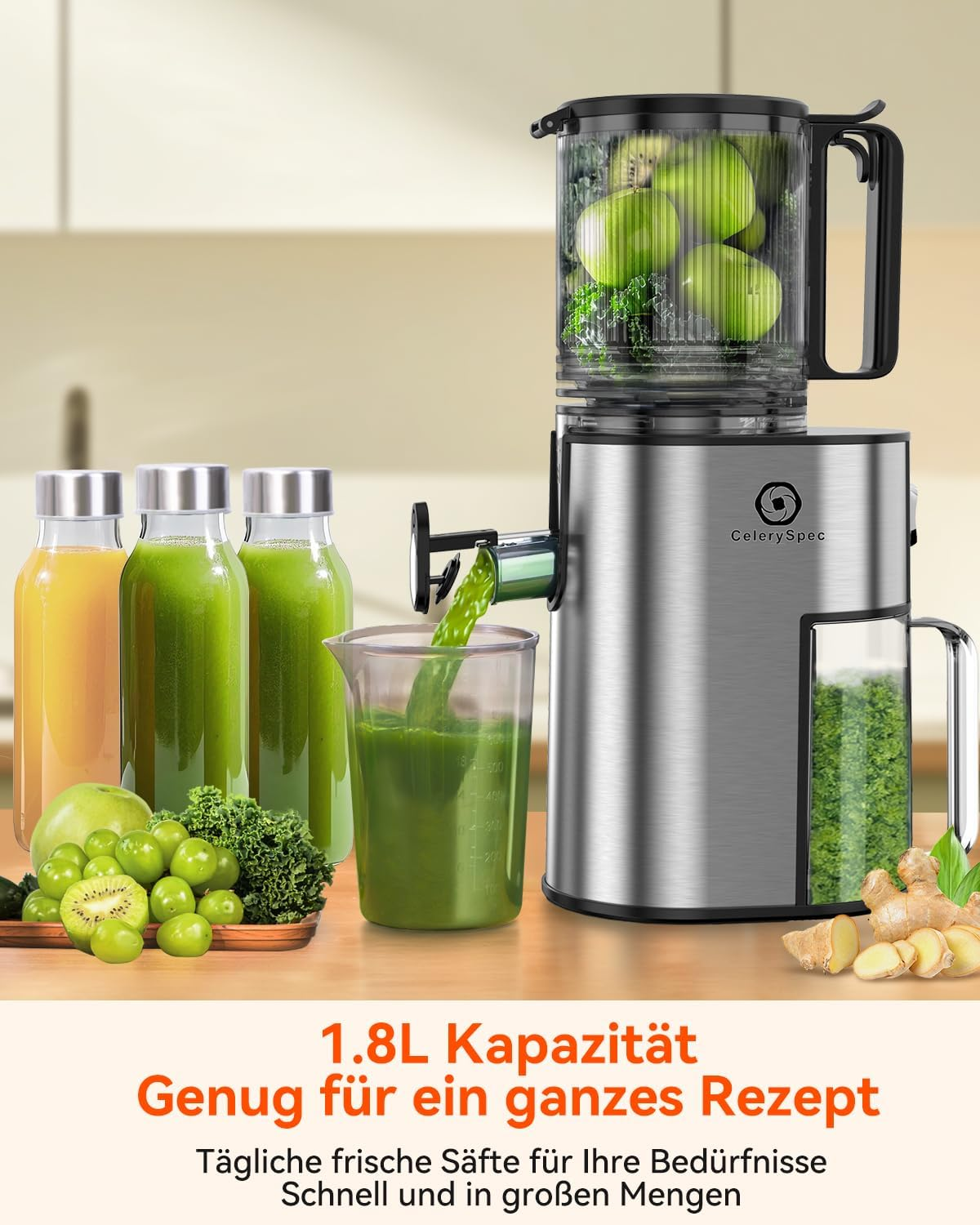 Ein Entsafter mit Äpfeln, Saftflaschen und Ingwer. Saft fließt in einen Messbecher. Text: 1,8L Kapazität für ein ganzes Rezept.