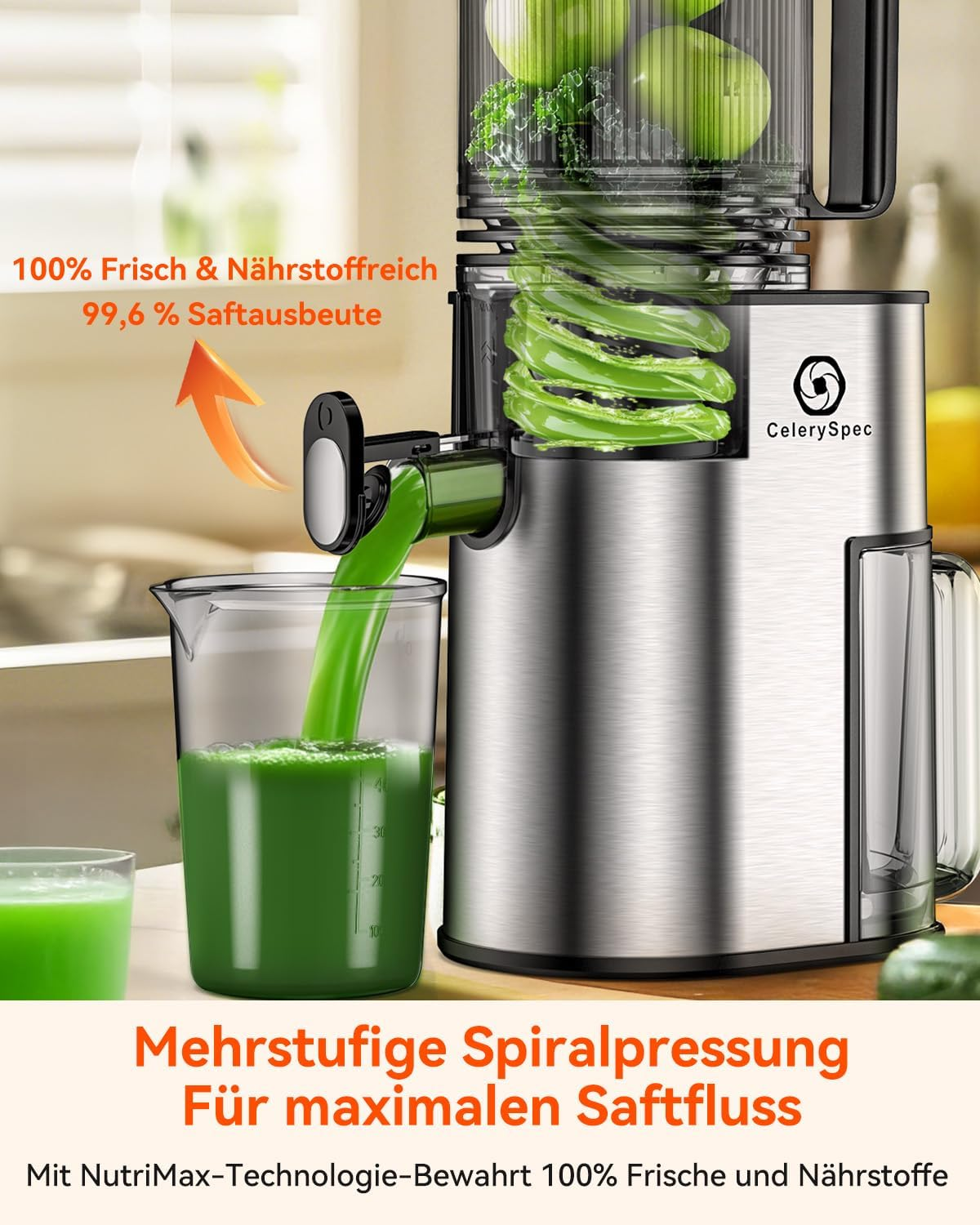 Ein Entsafter extrahiert Saft. Grüner Saft fließt in einen Messbecher. Frische Produkte und Text sind ebenfalls sichtbar.