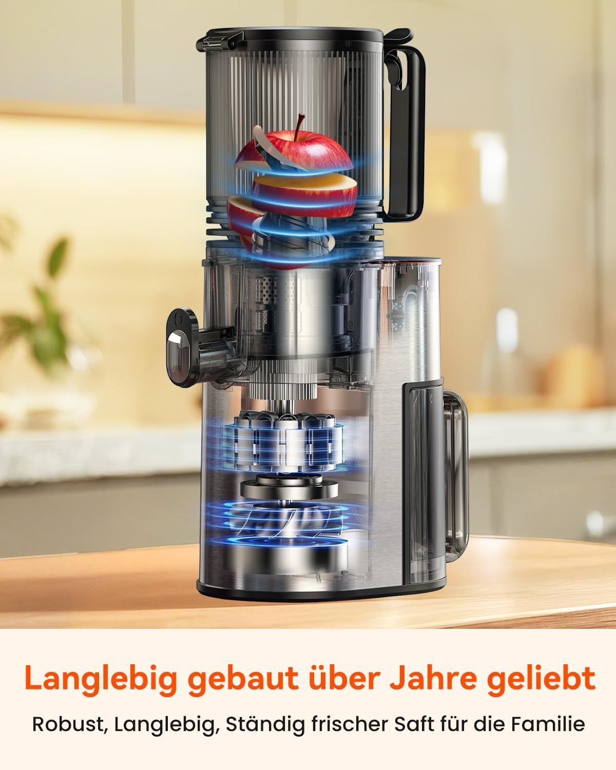 Ein Entsafter mit Apfelscheiben im Inneren. Der Entsafter ist silber und schwarz, mit blauen Energielinien. Text unten.