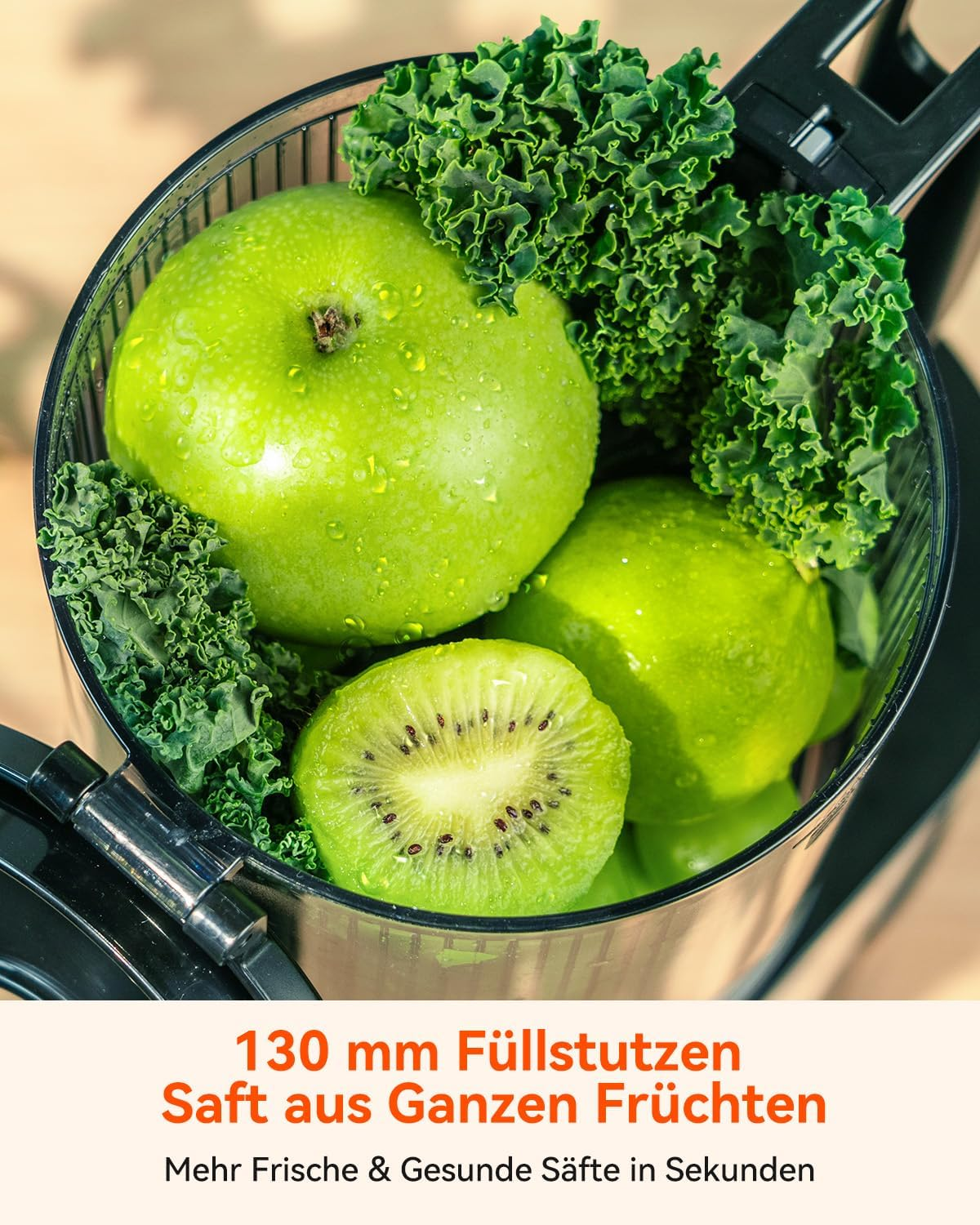 Grüne Äpfel, Kiwi und Grünkohl in einem Entsafter. Das Bild zeigt Obst zum Entsaften.