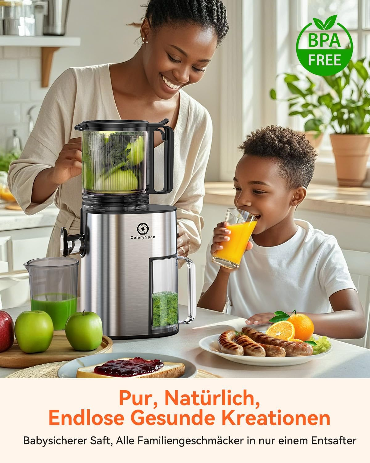 Eine Frau und ein Kind entsaften. Ein Entsafter, Äpfel und Essen stehen auf dem Tisch. Das Kind trinkt Saft. BPA-frei-Etikett.