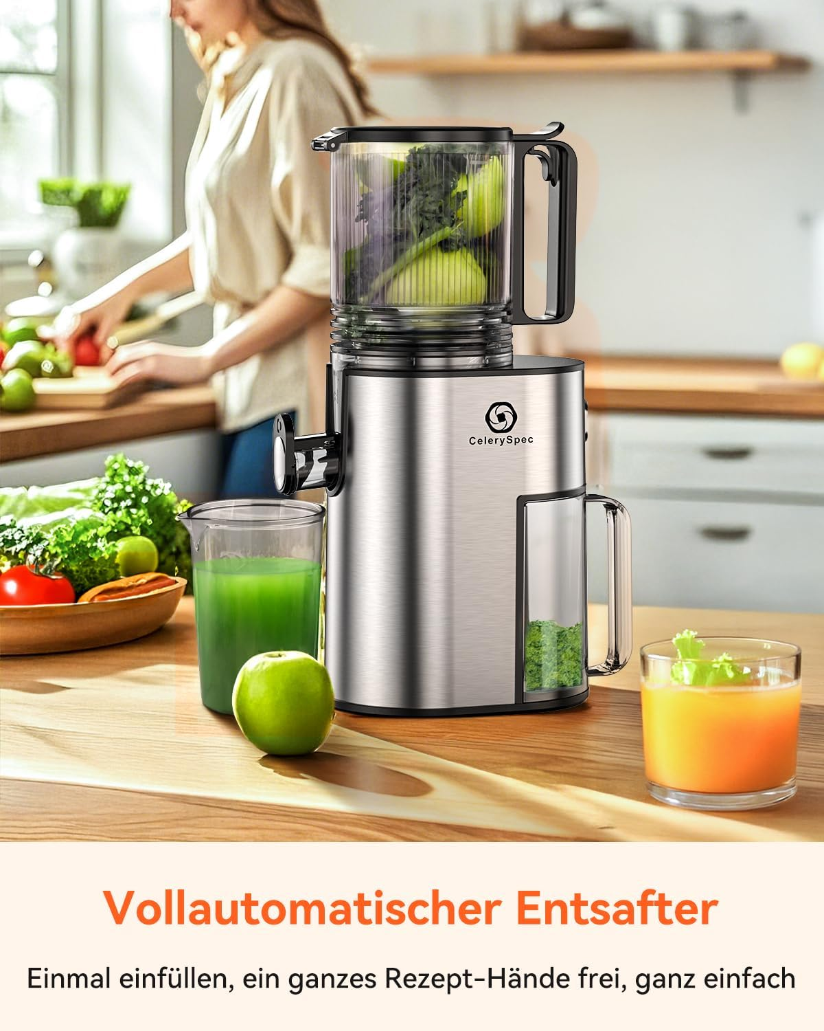 Eine Frau benutzt einen Entsafter auf einer Holztheke. Der Entsafter enthält Sellerie und Äpfel. Gläser mit Saft stehen auf der Theke, darunter Text.