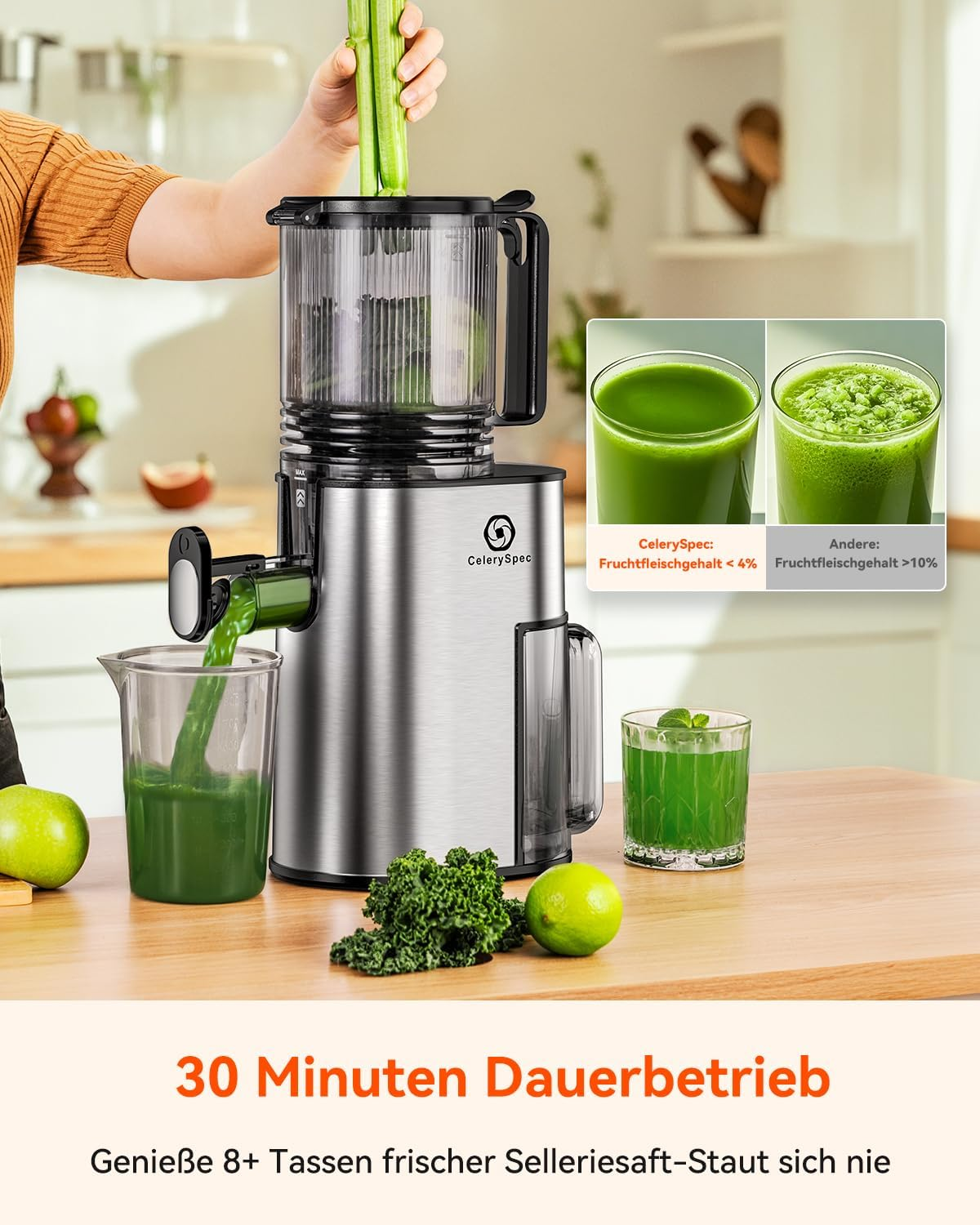 Eine Person entsaftet Sellerie. Ein Entsafter wird verwendet, Saft fließt in ein Glas. Sellerie, Limetten und Grünkohl liegen auf dem Tisch.