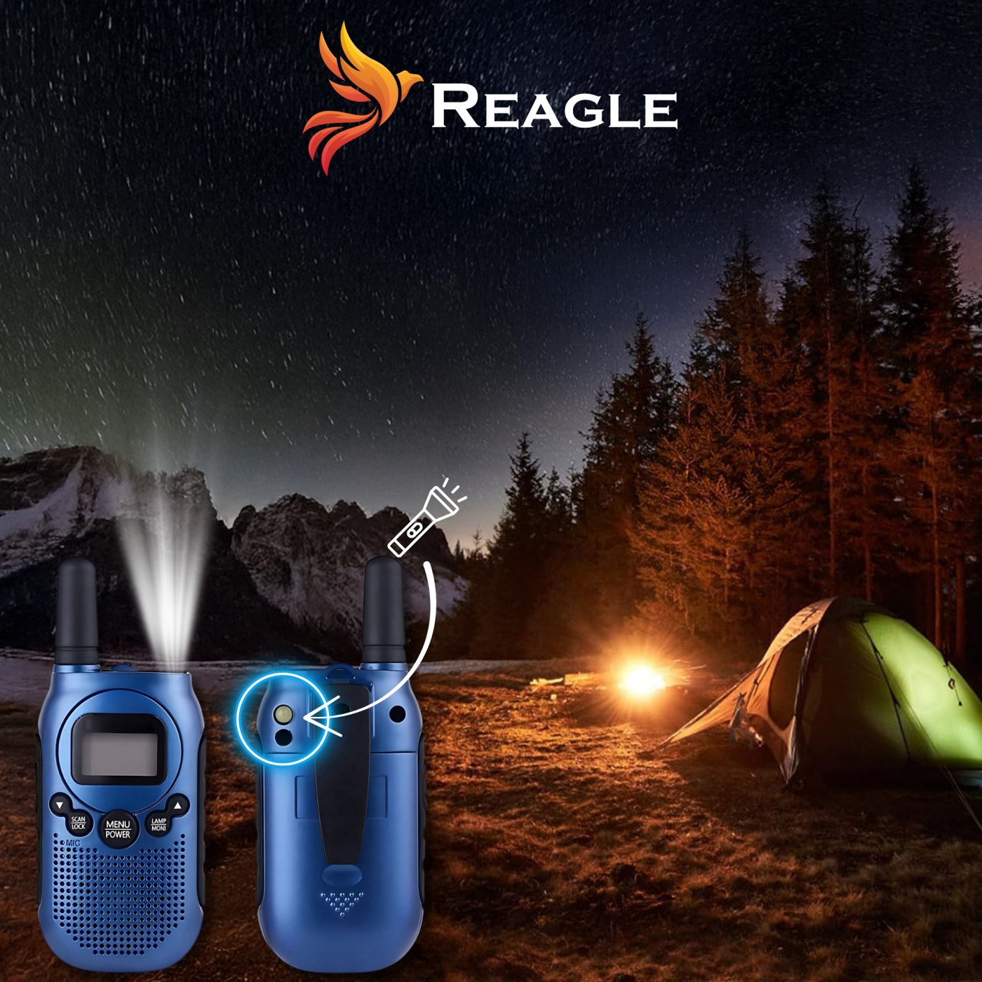 Scena nocnego biwakowania. Niebieskie krótkofalówki ze światłami. Namiot, drzewa i gwiaździste niebo w tle. Logo Reagle u góry.
