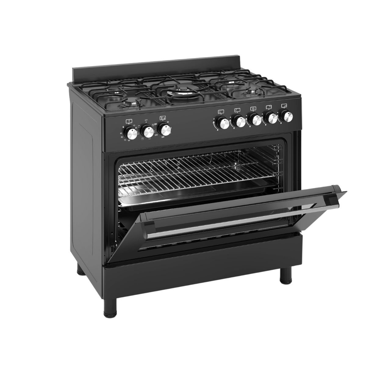 Zwarte vrijstaande oven met open ovendeur. Knoppen, branders zichtbaar. De oven staat op een zwarte achtergrond.