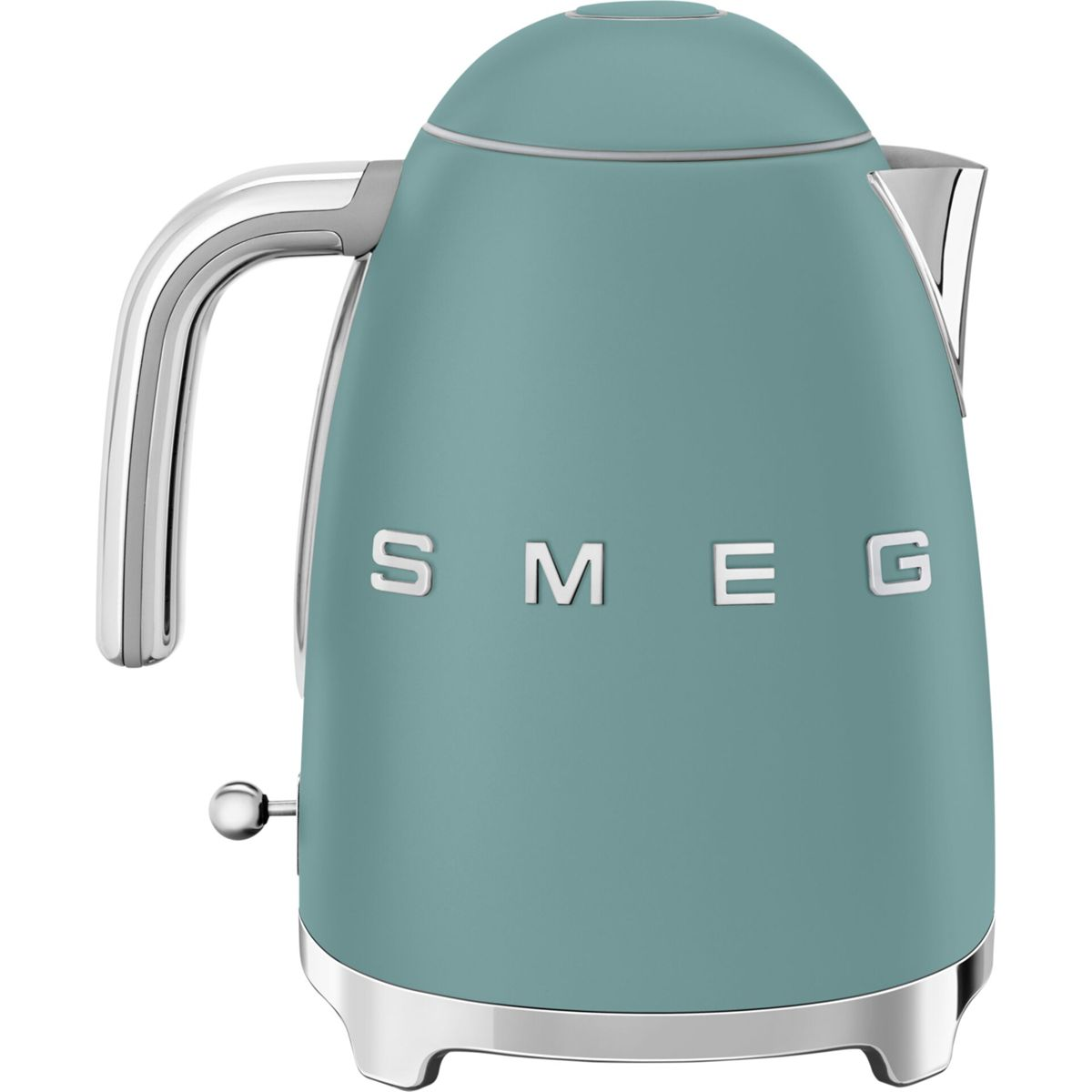 Turkusowy czajnik elektryczny SMEG. Ma srebrny uchwyt, podstawę i wylewkę. Nazwa marki jest widoczna z przodu.