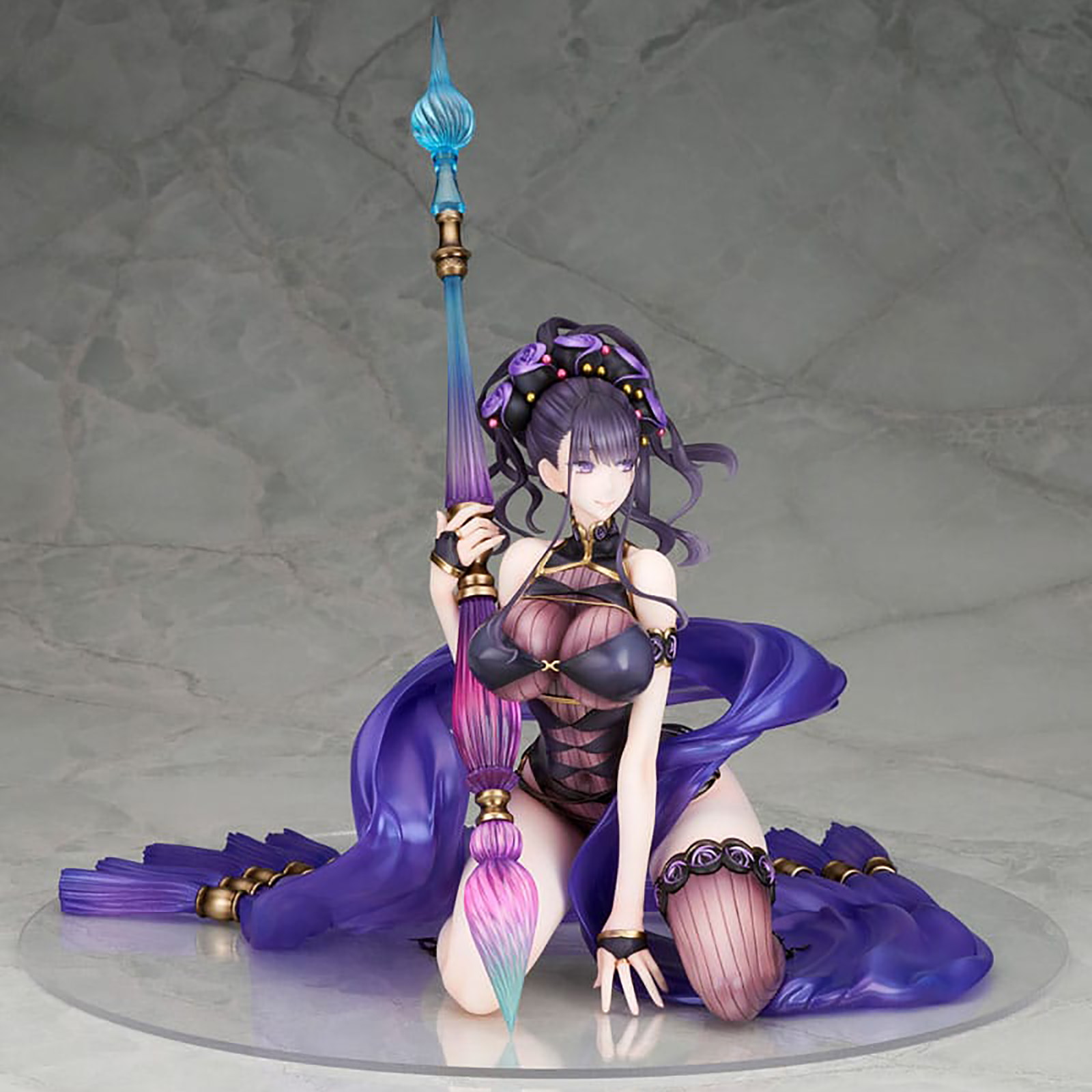 Eine weibliche Anime-Figur kniet und hält einen Stab. Sie trägt ein dunkles Outfit mit lila Akzenten und hat lila Haare.