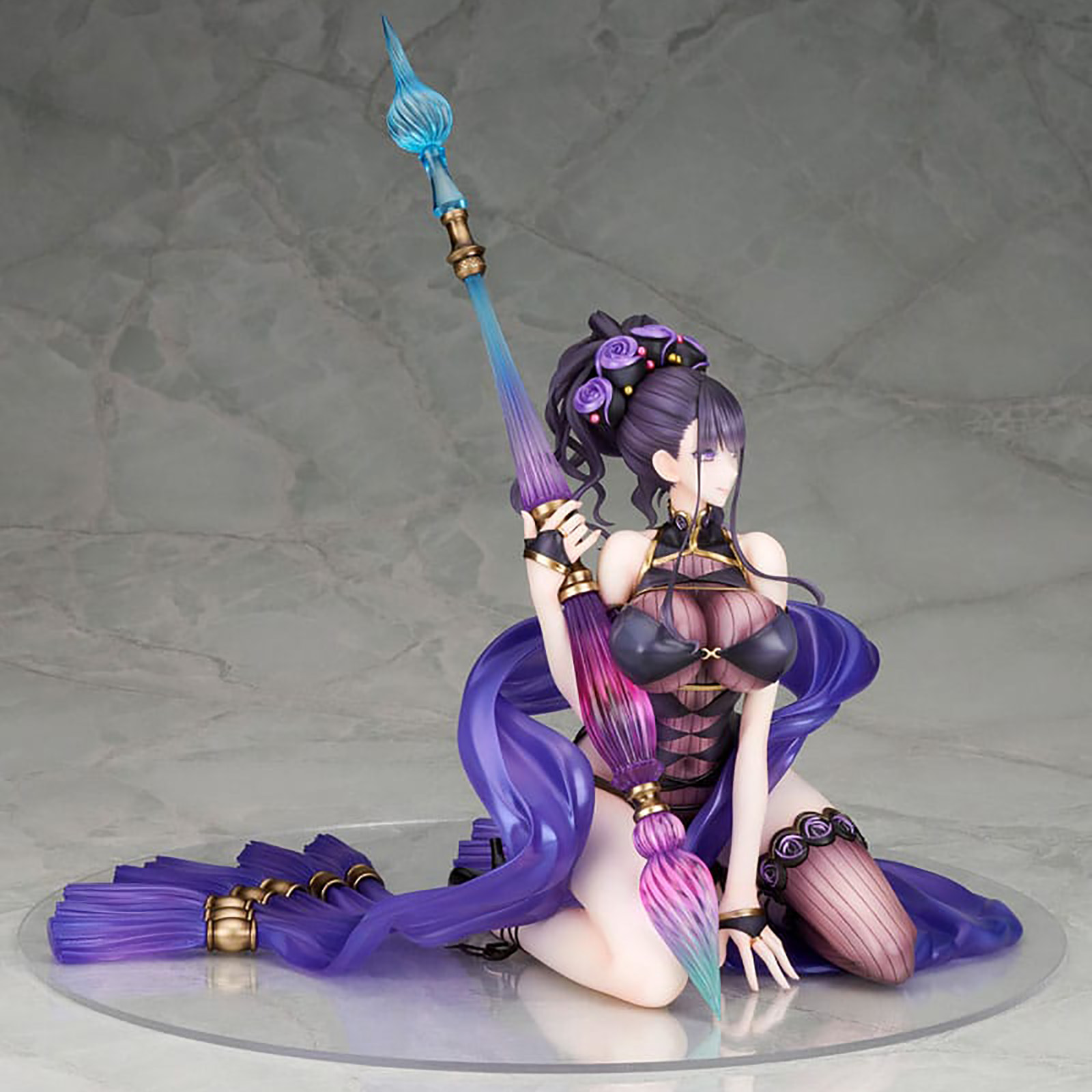Weibliche Anime-Figur kniet und hält einen großen Pinsel. Sie trägt dunkle Kleidung mit lila Akzenten auf einer transparenten Basis.