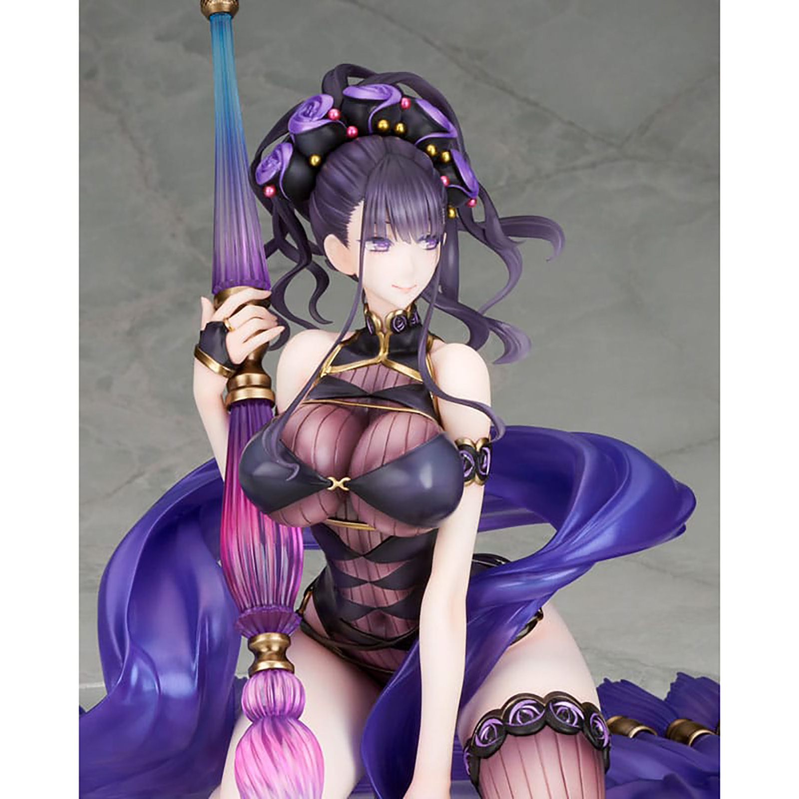 Anime-Figur einer Frau mit lila Haaren und Kleidung, die einen Stab hält. Die Figur hat große Brüste und kniet.