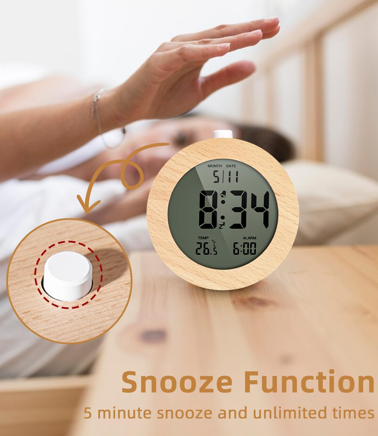 Una sveglia in legno mostra le 8:34. Una mano si allunga verso di essa e sotto compaiono le parole "Snooze Function".