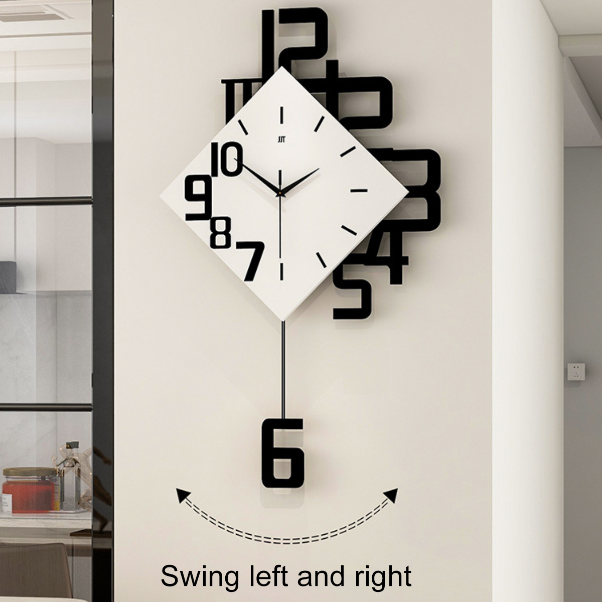 Eine moderne Wanduhr mit weißem quadratischem Zifferblatt und schwarzen Zahlen. Die Uhr hat ein Pendel und ist an einer weißen Wand befestigt.