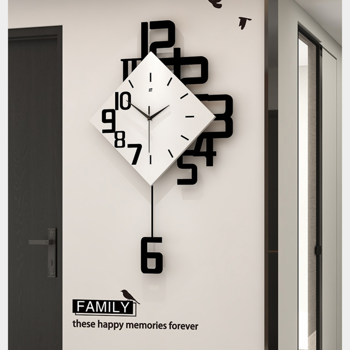 Moderne Wanduhr mit weißem, rautenförmigem Zifferblatt und schwarzen Zahlen. Dekorative schwarze Elemente umgeben sie. Text: Familie, glückliche Erinnerungen.