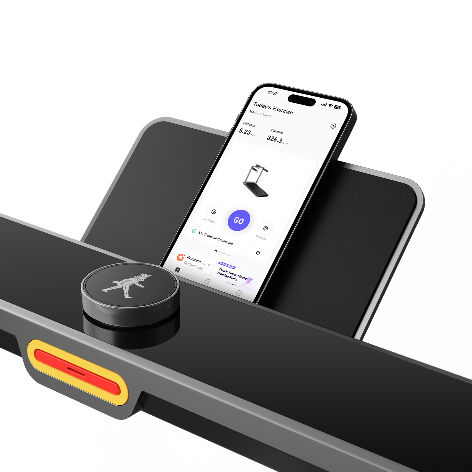 Ein Smartphone mit Trainingsdaten liegt auf einer Laufbandkonsole. Ein Bedienknopf und eine gelb-rote Taste sind sichtbar.