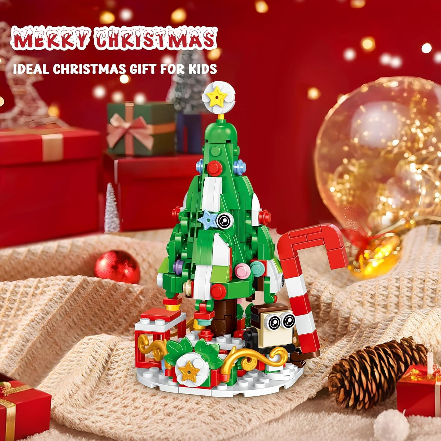 Ein Weihnachtsbaum aus Blöcken, eine Zuckerstange und eine kleine Eulenfigur stehen auf einer weichen, strukturierten Oberfläche. Geschenke sind im Hintergrund.