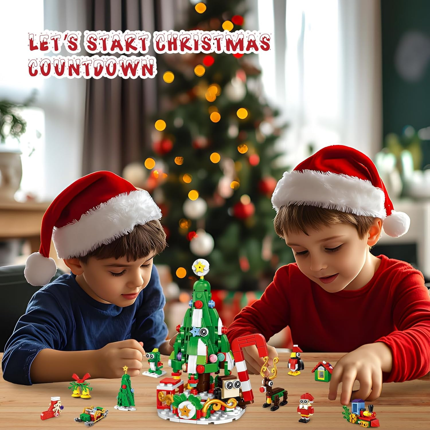 Zwei Kinder mit Weihnachtsmützen spielen mit Lego-Weihnachtssets. Im Hintergrund befindet sich ein Weihnachtsbaum mit Dekorationen auf einem Tisch.
